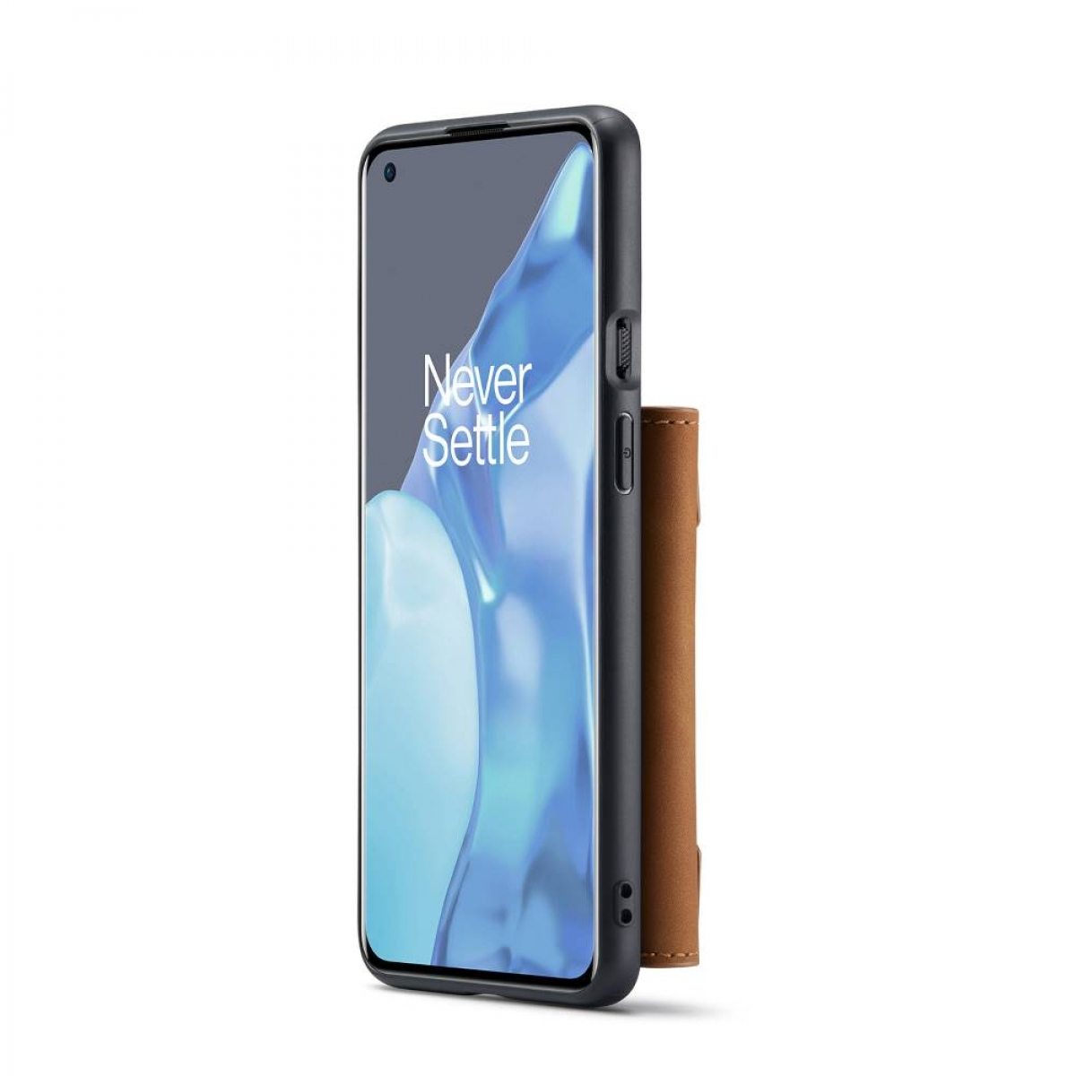 Schwarzes Telefon mit brauner Geldbörsenhülle. Der Telefonbildschirm zeigt die Worte Never Settle.