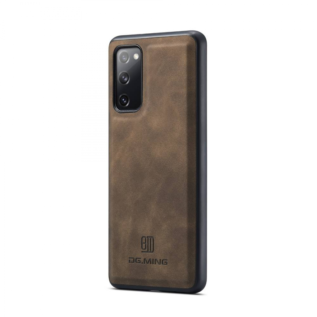 Smartphone in brauner Lederhülle. Der Markenname DG.MING ist unten eingeprägt.