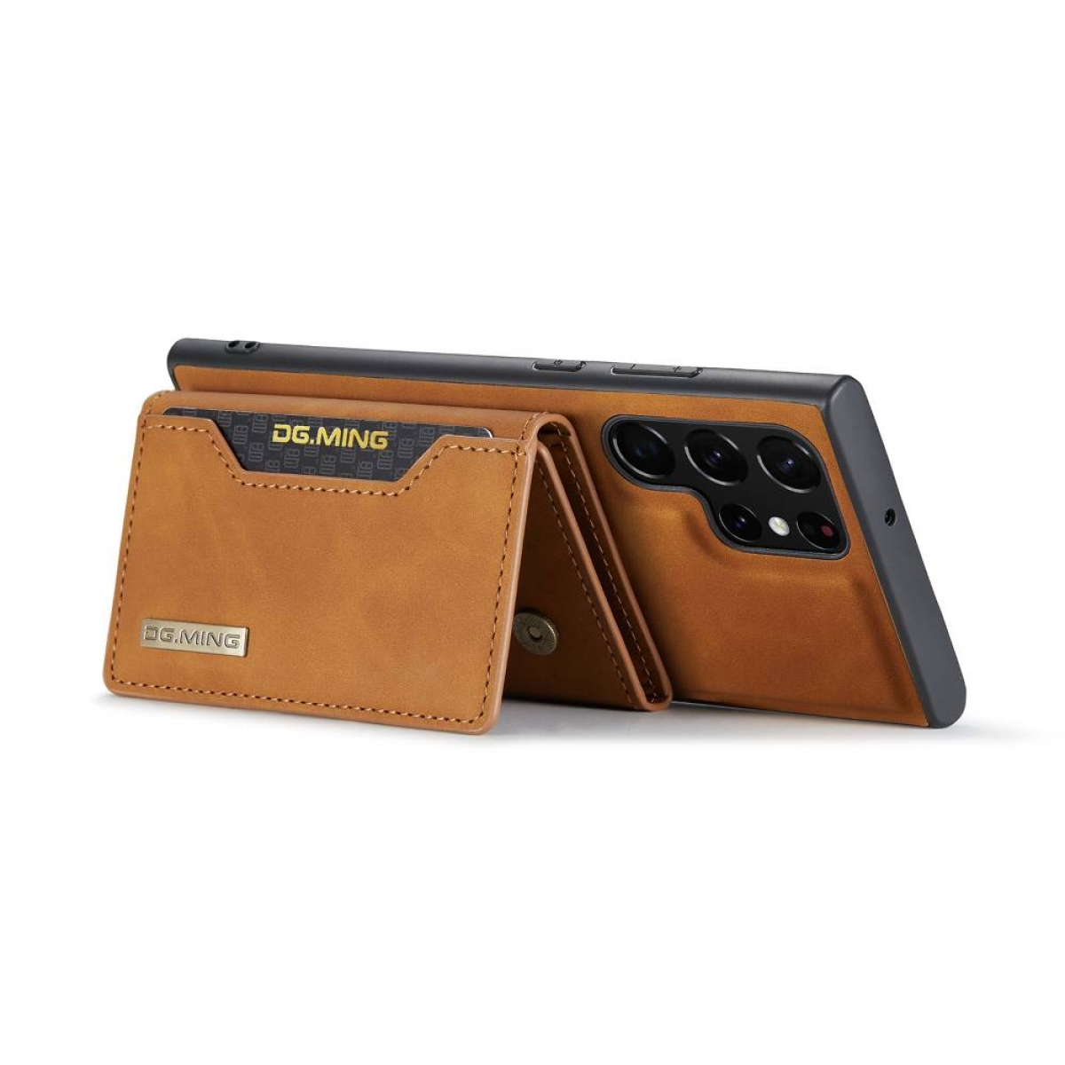 Eine braune Leder-Handyhülle mit Geldbörsenaufsatz, mit Telefon und Karten darin. Weißer Hintergrund.