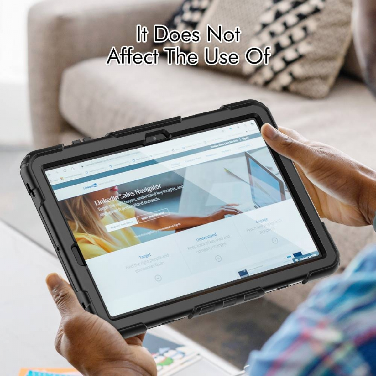 Eine Person hält ein schwarzes Tablet mit einer LinkedIn-Seite auf dem Bildschirm.