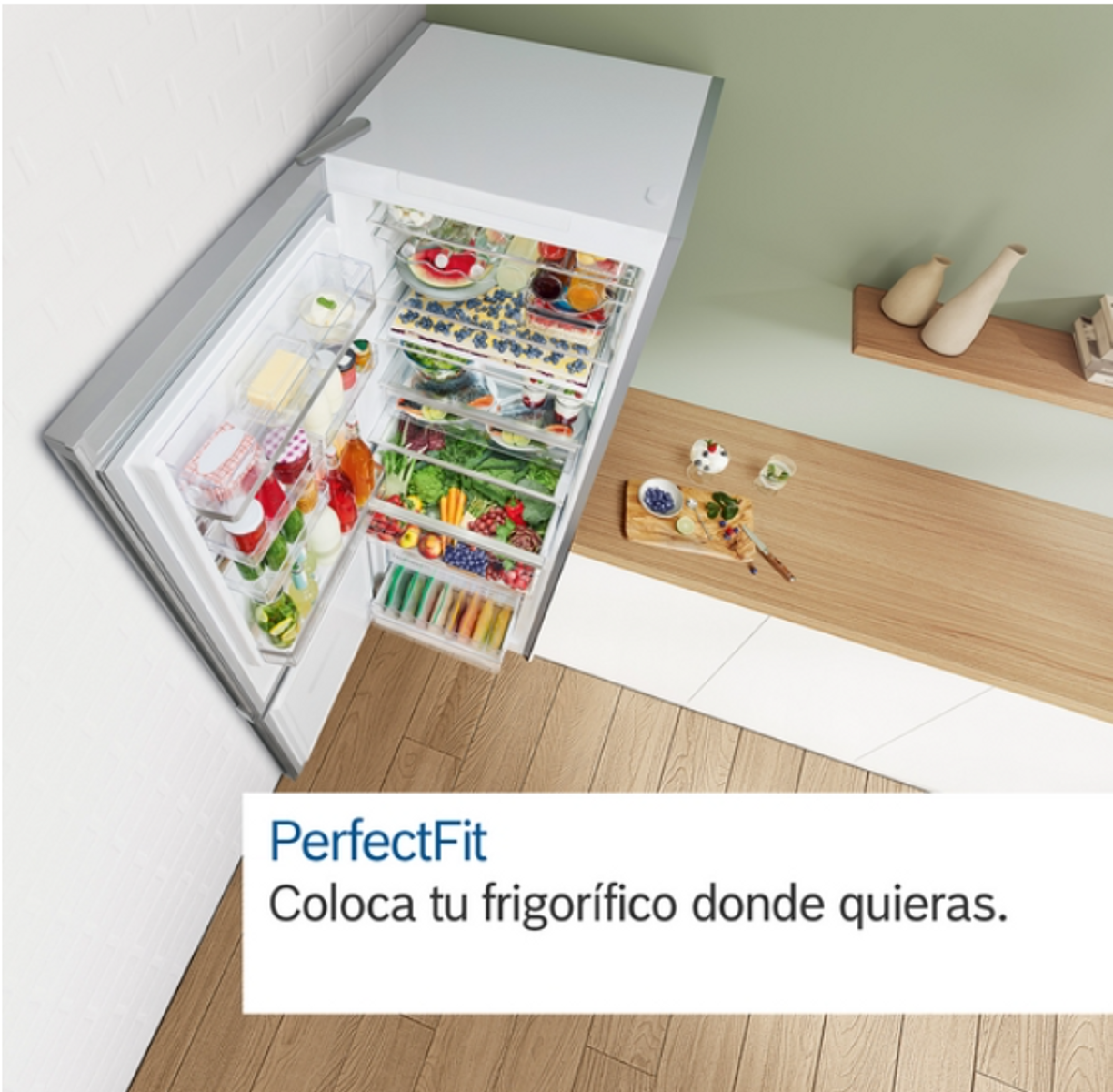 Kühlschrank mit geöffneter Tür mit Lebensmitteln. Rechts Regal mit Vasen. Text: PerfectFit, überall platzieren.
