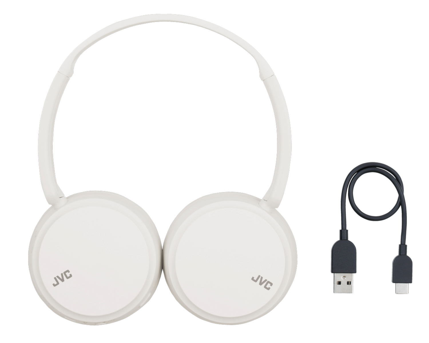 Białe słuchawki JVC i czarny kabel ładujący USB-C. Słuchawki leżą na białej powierzchni.