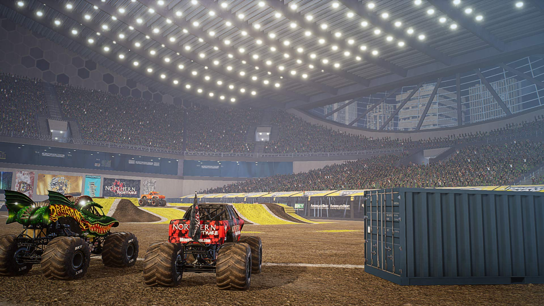 Monster truck in un'arena con una folla di persone e luci brillanti.