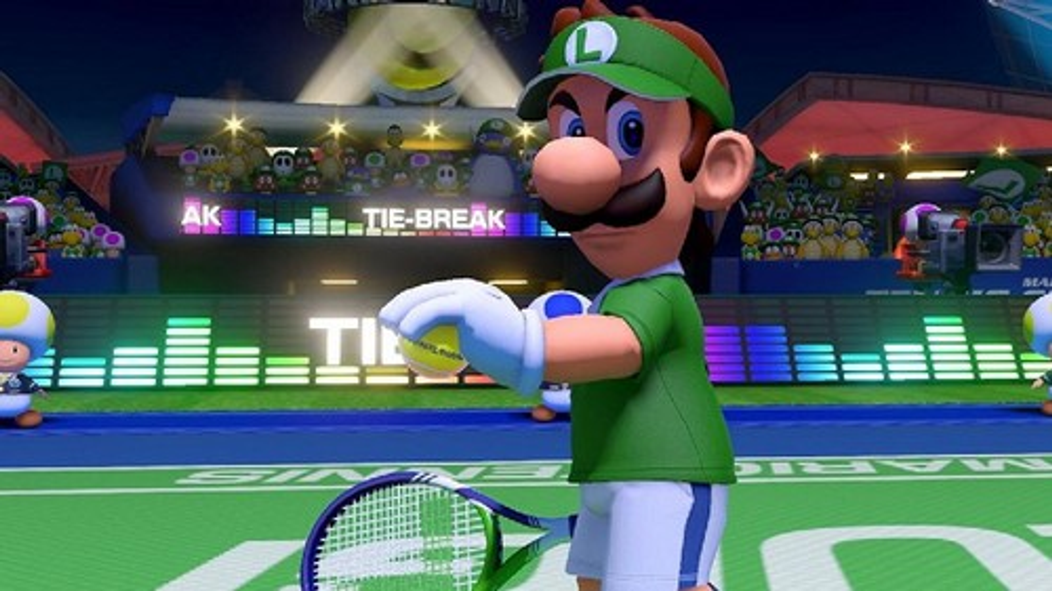 Luigi gioca a tennis in un videogioco, tenendo la pallina da tennis.