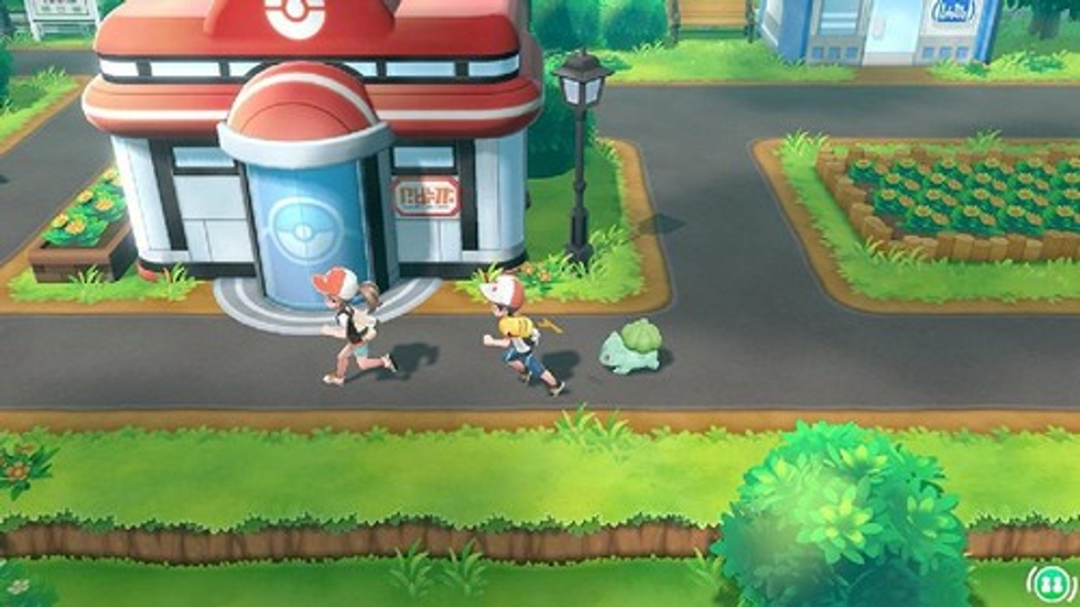 Scena z gry Pokémon. Dwoje dzieci biegnie ścieżką w kierunku budynku. Bulbasaur podąża za nimi.