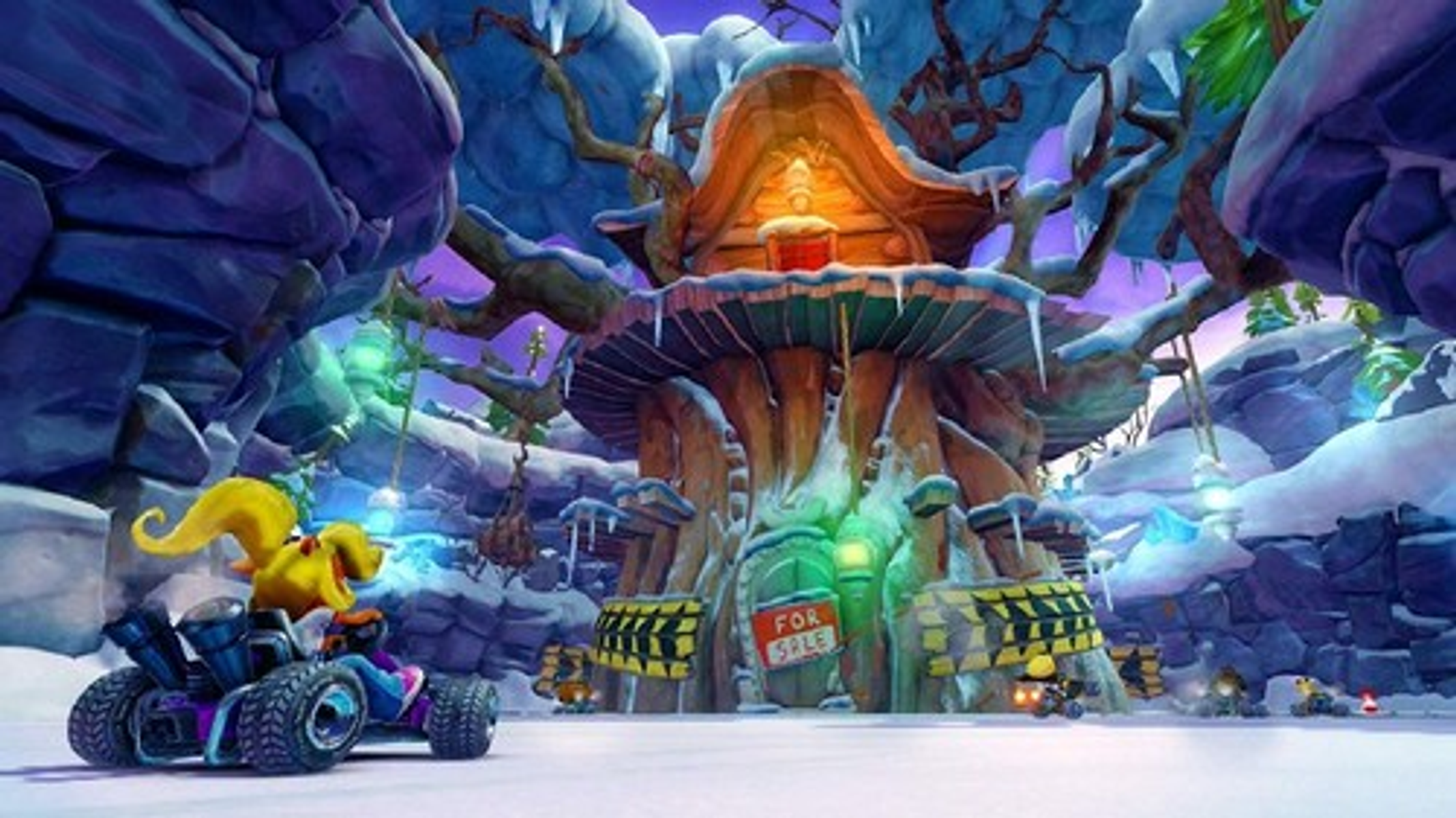 Crash Bandicoot w wyścigu gokartów na zaśnieżonym torze, obok domku z piernika ze znakiem 'NA SPRZEDAŻ'.