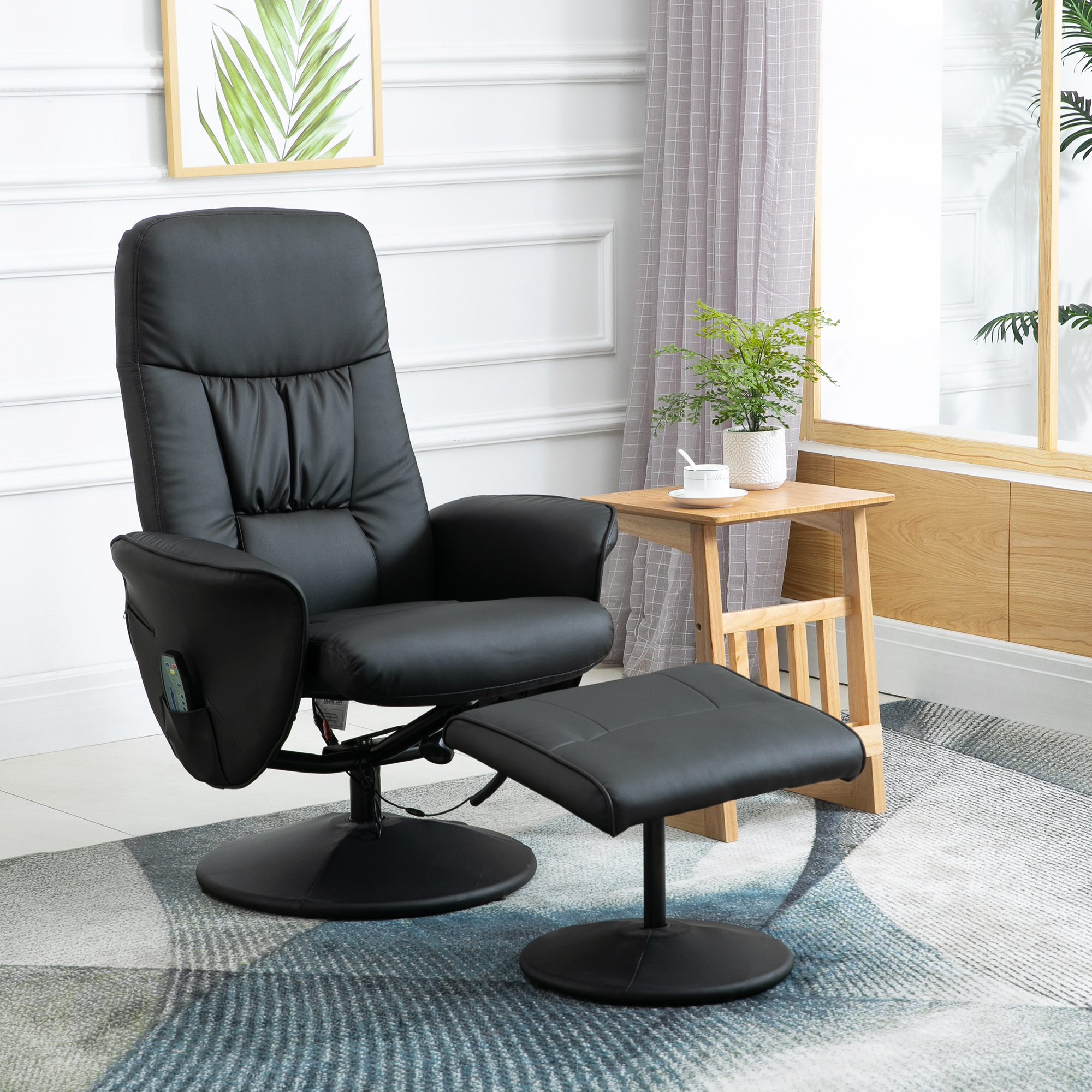 Schwarzer Leder-Relaxsessel und Fußstütze auf einem gemusterten Teppich. Kleiner Tisch mit Pflanze.