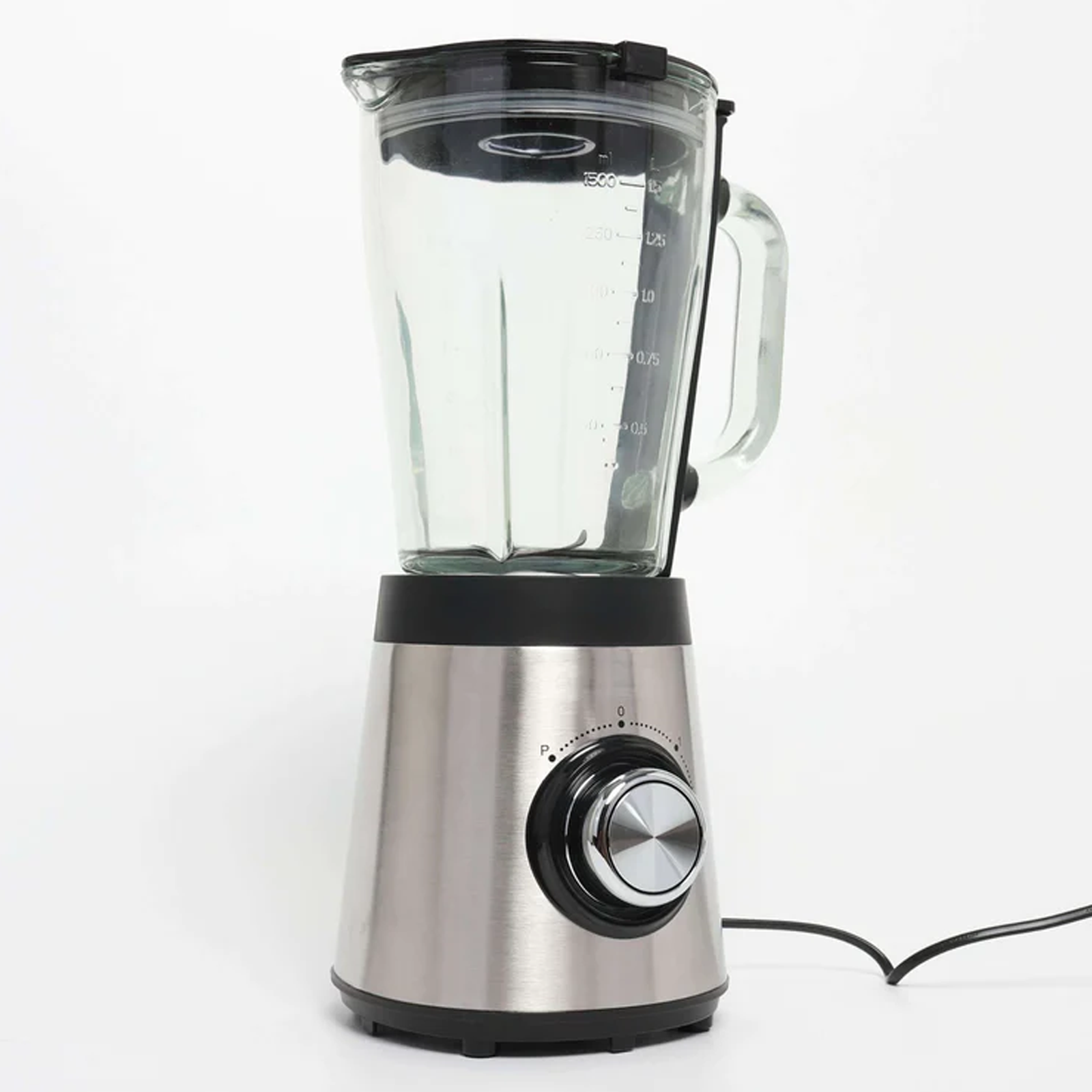 Una licuadora de acero inoxidable con un frasco de vidrio, tapa negra y un dial para el control de velocidad.