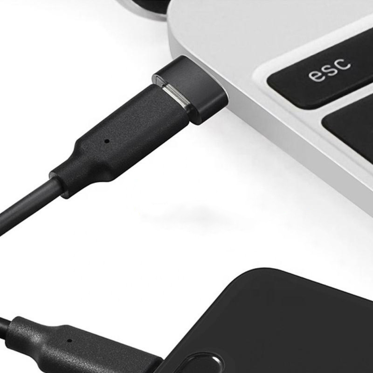 Ein schwarzes USB-C-Kabel, das an einen Laptop und ein anderes schwarzes Gerät, wahrscheinlich eine Festplatte, angeschlossen ist.