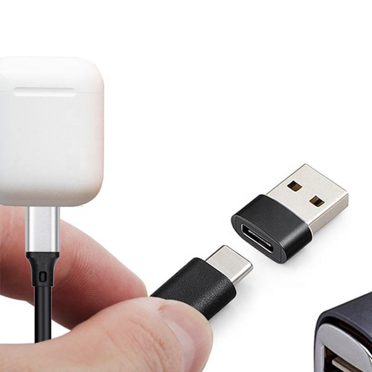 Weißes AirPods-Etui, verbunden mit einem Kabel, neben einem USB-Adapter.