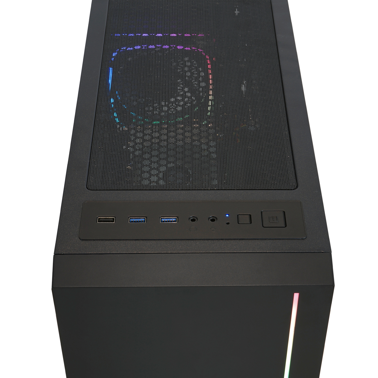 Draufsicht auf ein schwarzes PC-Gehäuse mit Mesh-Oberteil. USB-Anschlüsse und ein Power-Knopf sind sichtbar.