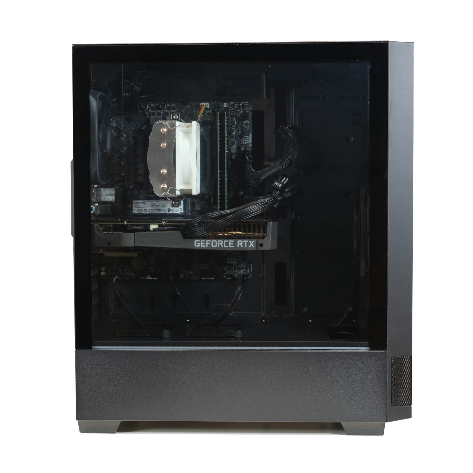 PC-Gehäuse mit transparenter Seite. Komponenten innen sichtbar: CPU-Kühler, GPU, Motherboard und Kabel.