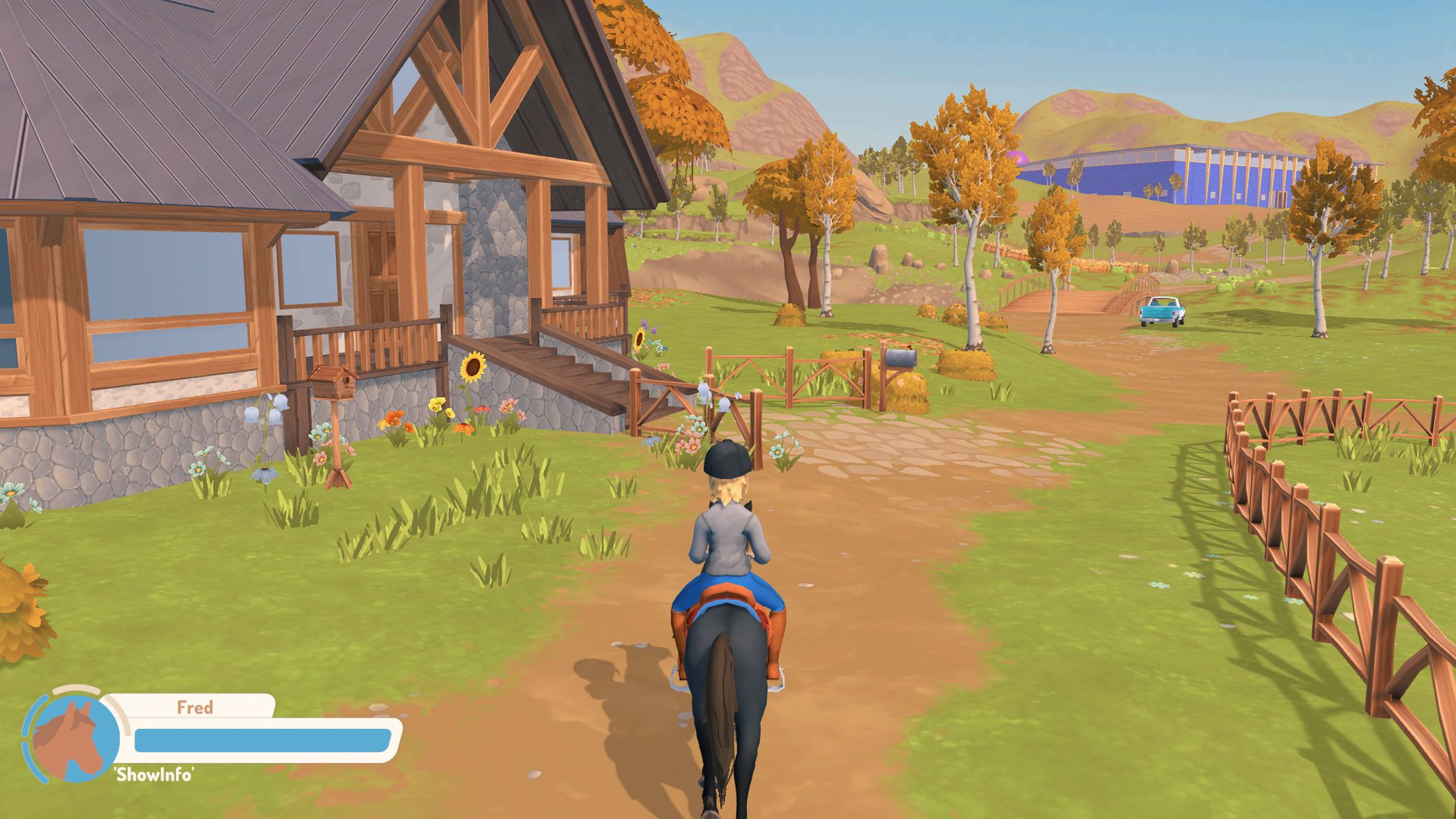 Eine Person reitet auf einem Pferd auf einem Weg zu einem Haus in einer cartoonartigen Umgebung.