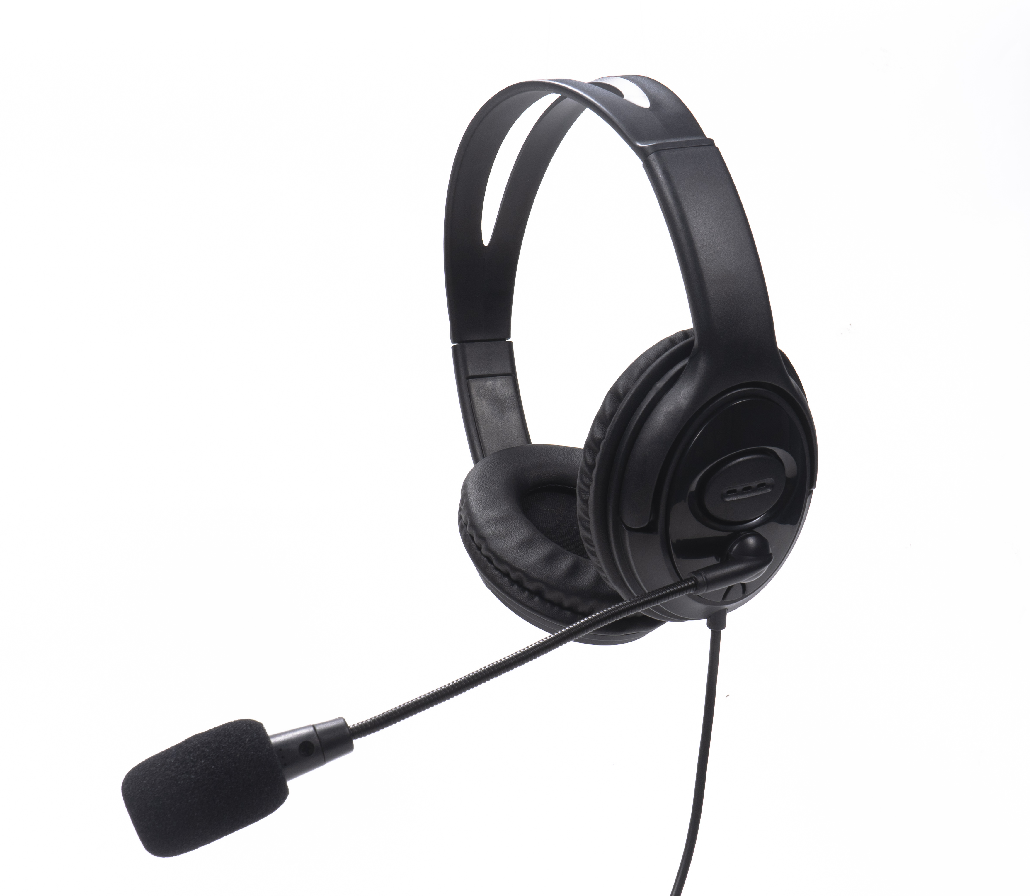 Auriculares negros con micrófono. Los auriculares están sobre un fondo blanco.
