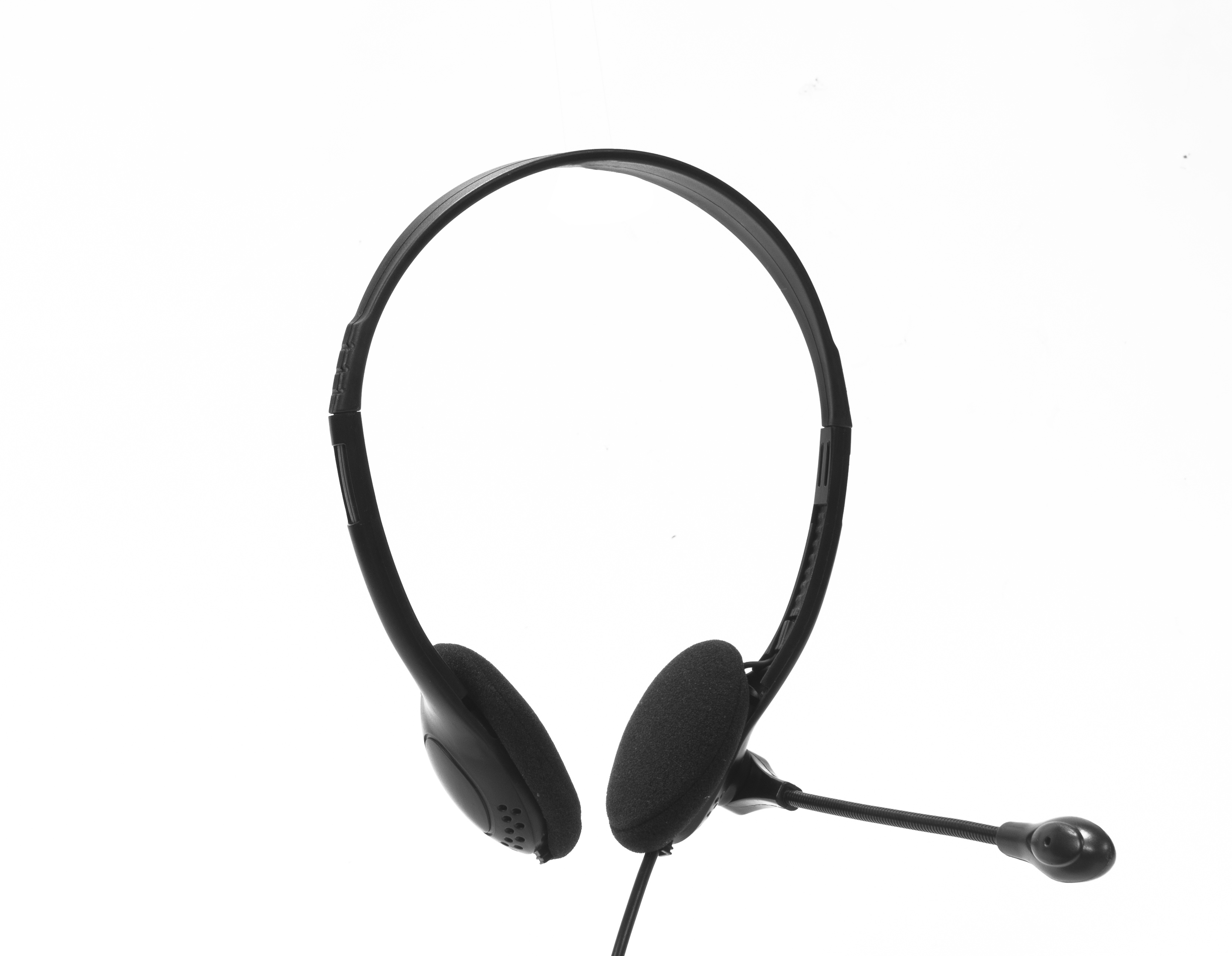 Un auricular negro con micrófono sobre un fondo blanco.