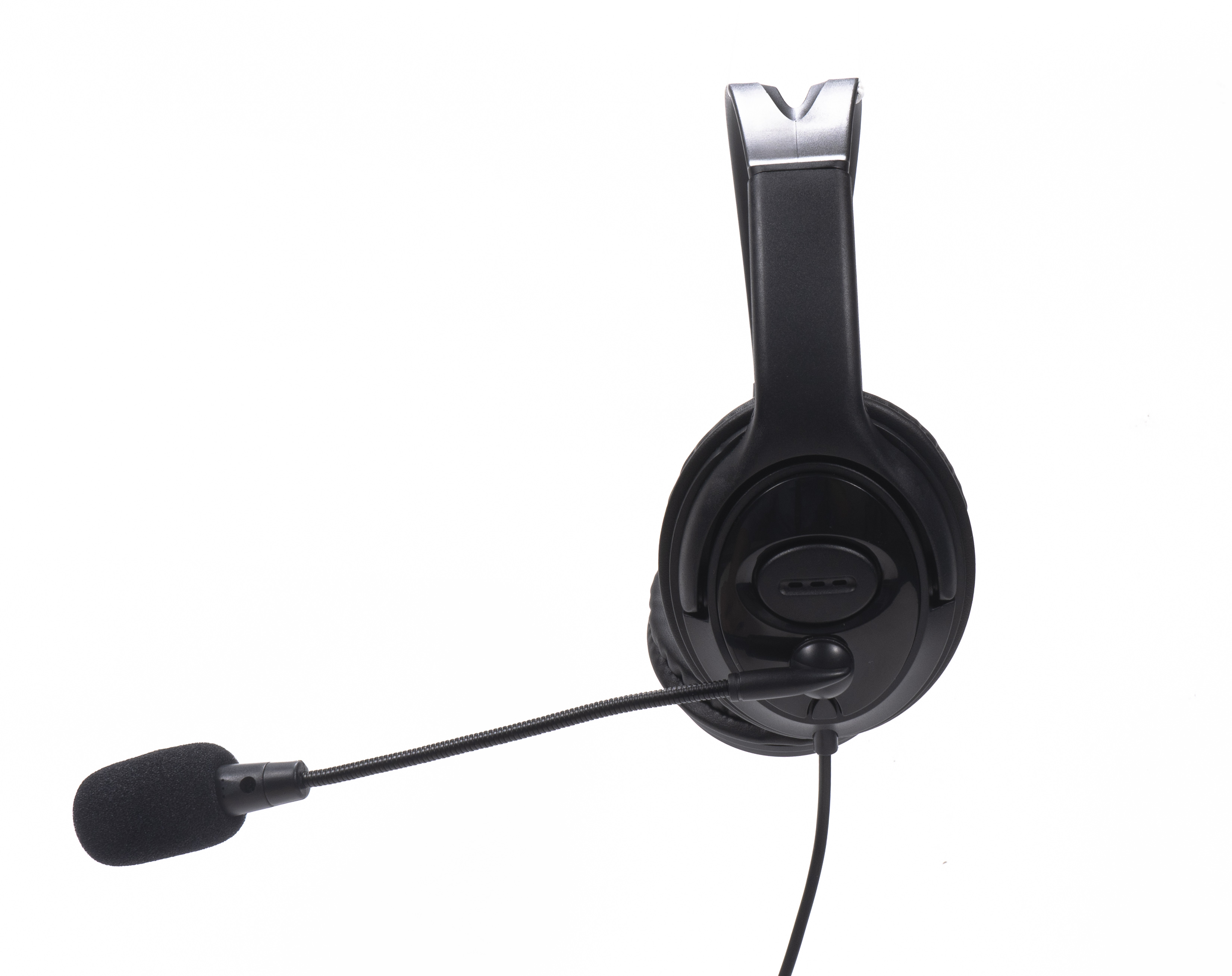 Auriculares negros con micrófono. El micrófono está en un brazo flexible. Los auriculares están sobre fondo blanco.