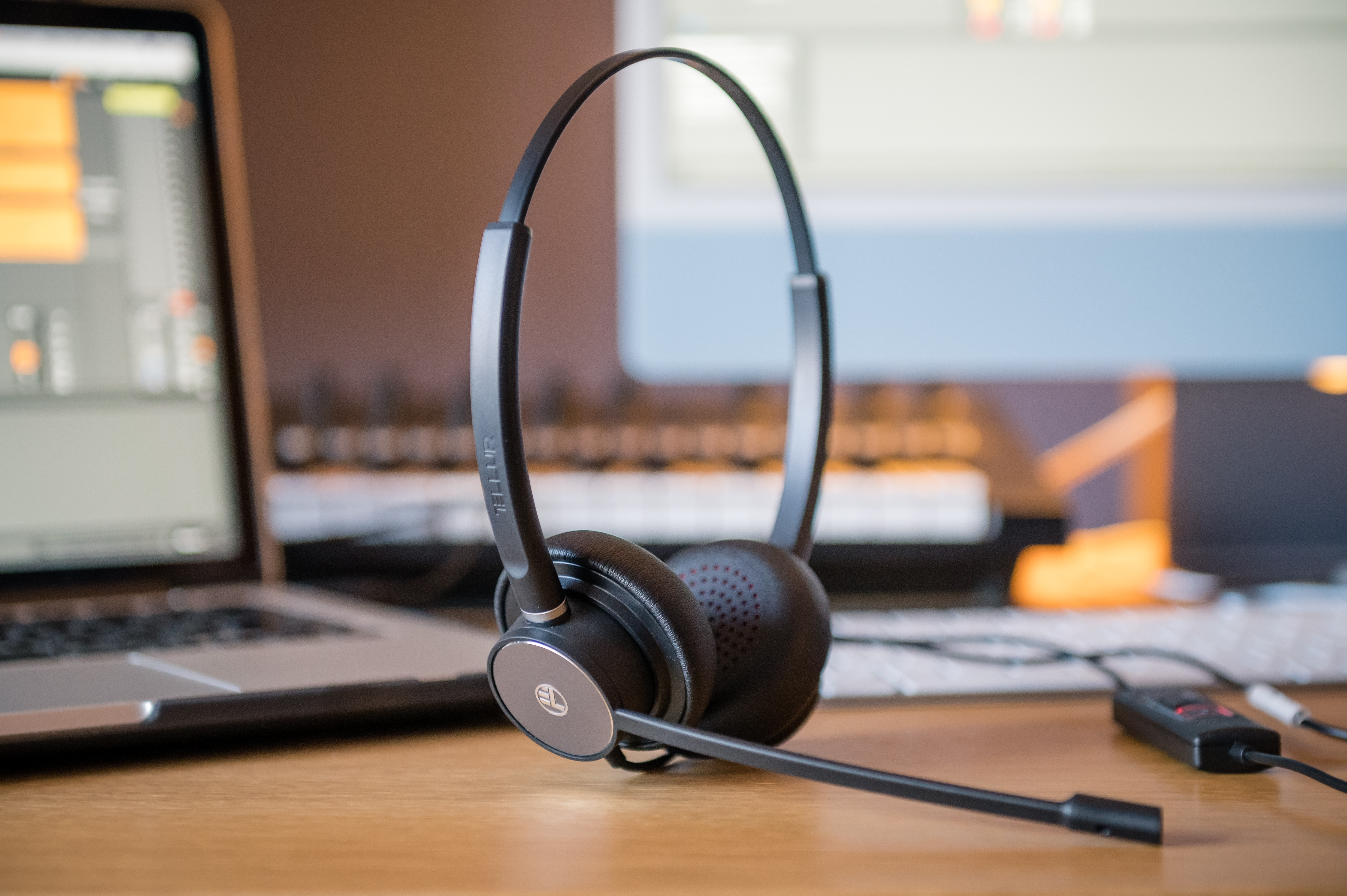 Widok na nogi i stopy osoby idącej po chodniku.