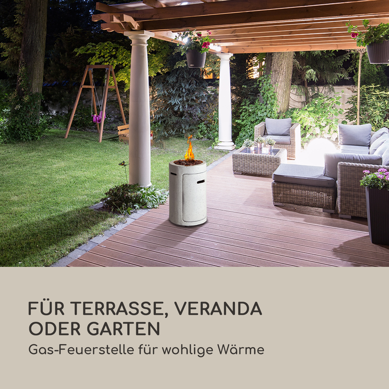 Feuerstelle im Freien mit brennendem Feuer. Sie befindet sich auf einer Holzterrasse, umgeben von Pflanzen und Möbeln.