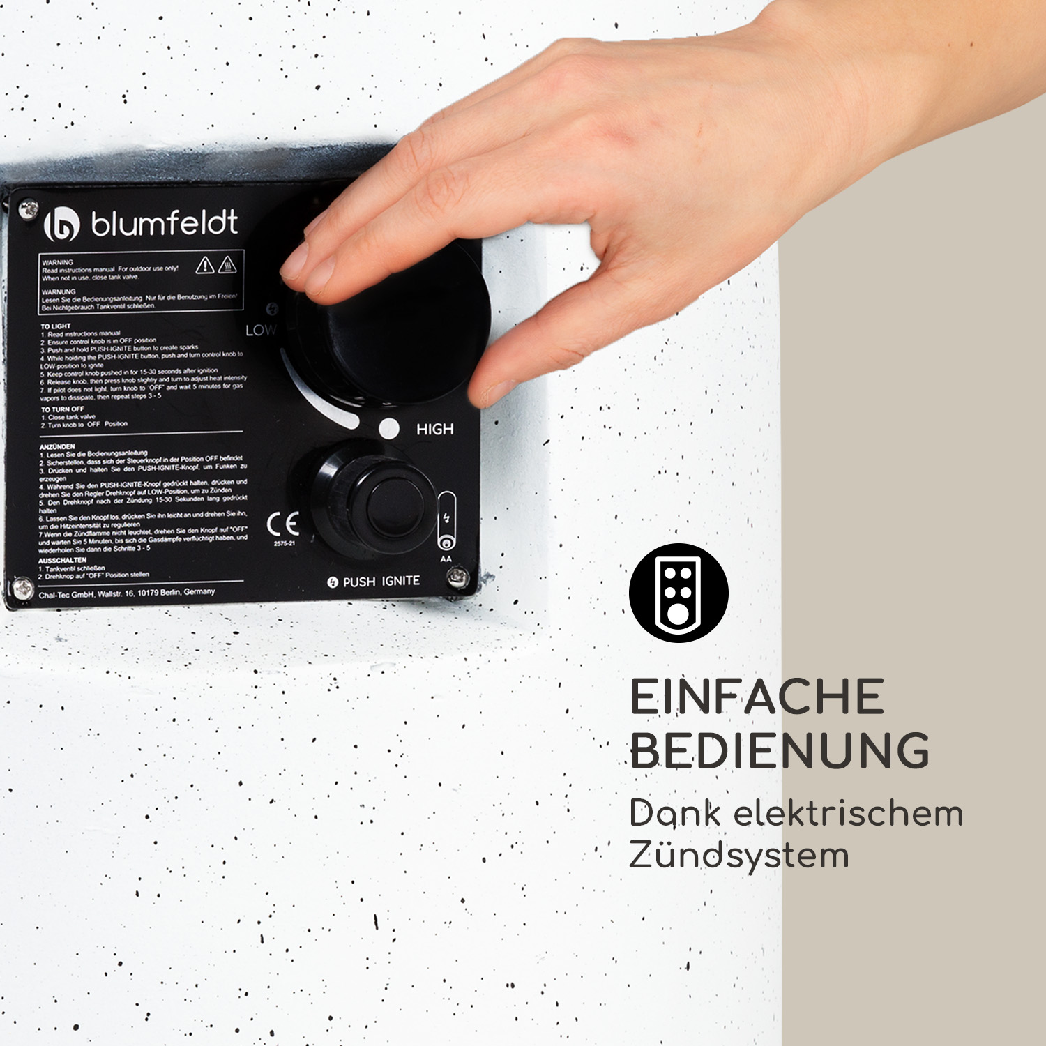Eine Hand dreht einen Knopf an einem Bedienfeld. Das Panel ist schwarz mit Knöpfen und Text.