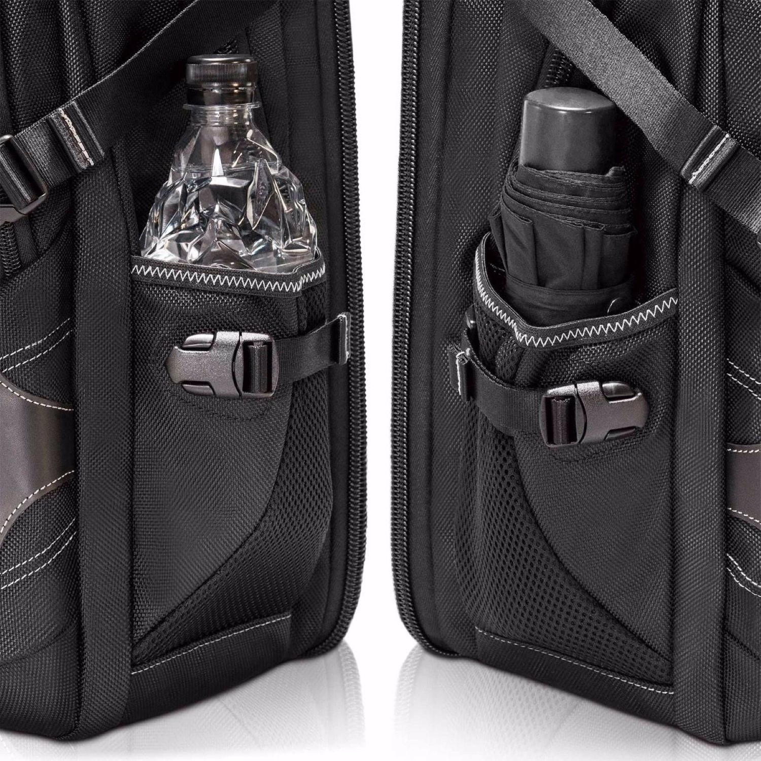 Schwarzer Rucksack mit Wasserflasche und Regenschirm in Seitentaschen. Weiße Nähte und Schnallen sind sichtbar.