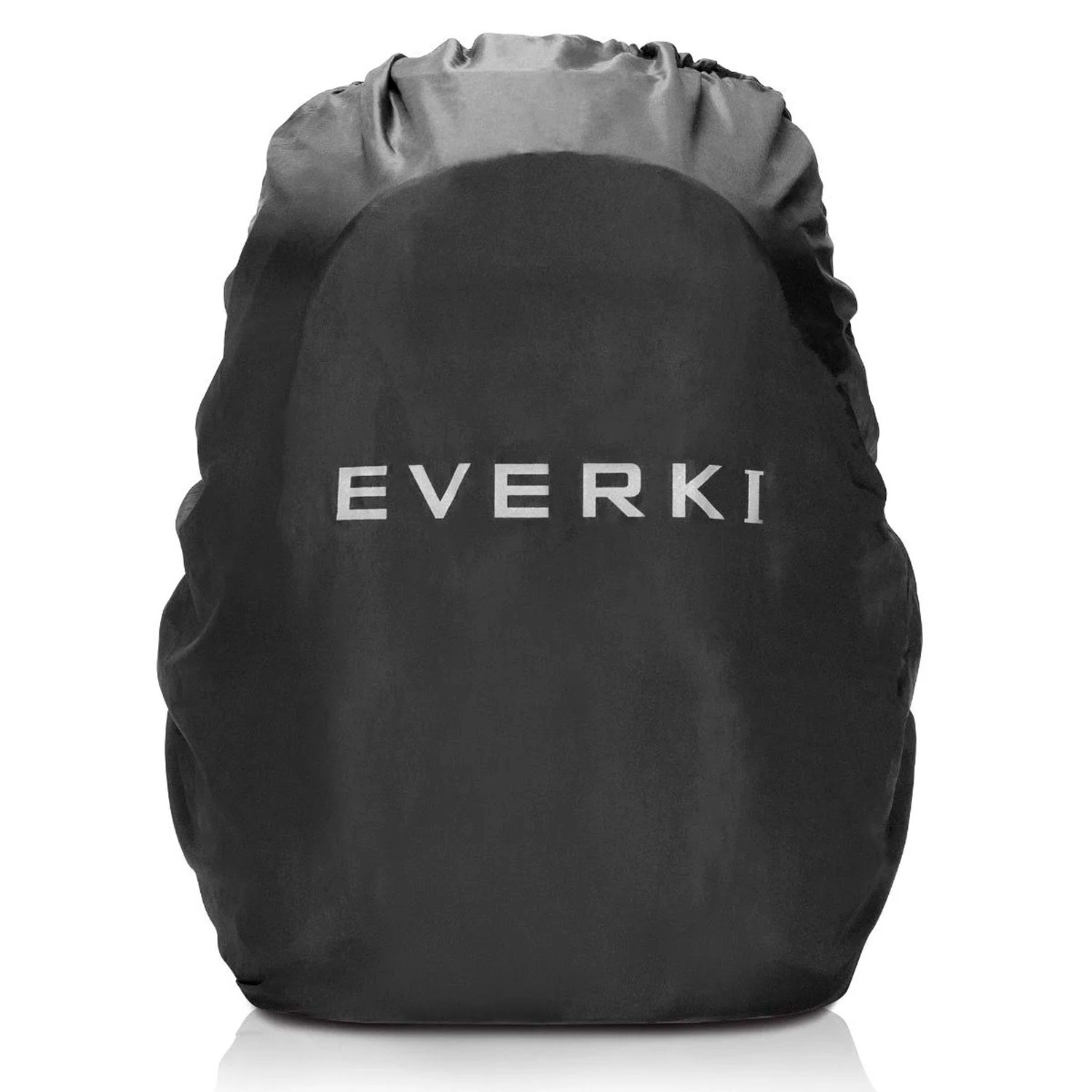 Schwarze Rucksackabdeckung. Weißes EVERKI-Logo. Abdeckung ist über dem Rucksack.