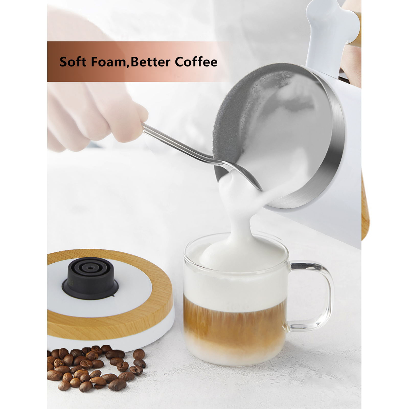 Una persona vertiendo leche espumosa en un vaso de café con granos de café.