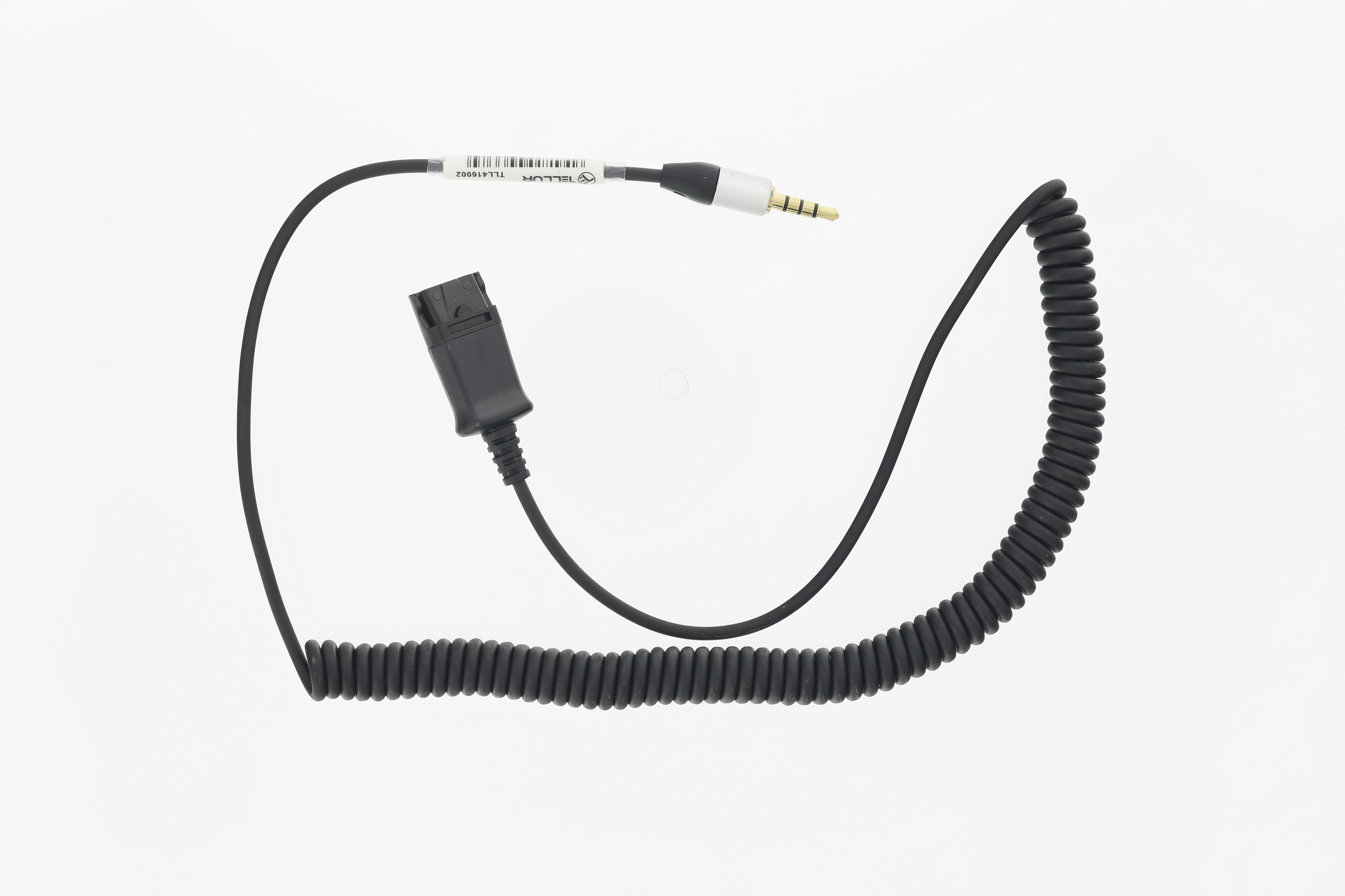 Cable blanco y negro con varios conectores. Un extremo tiene un conector para auriculares. Fondo blanco.