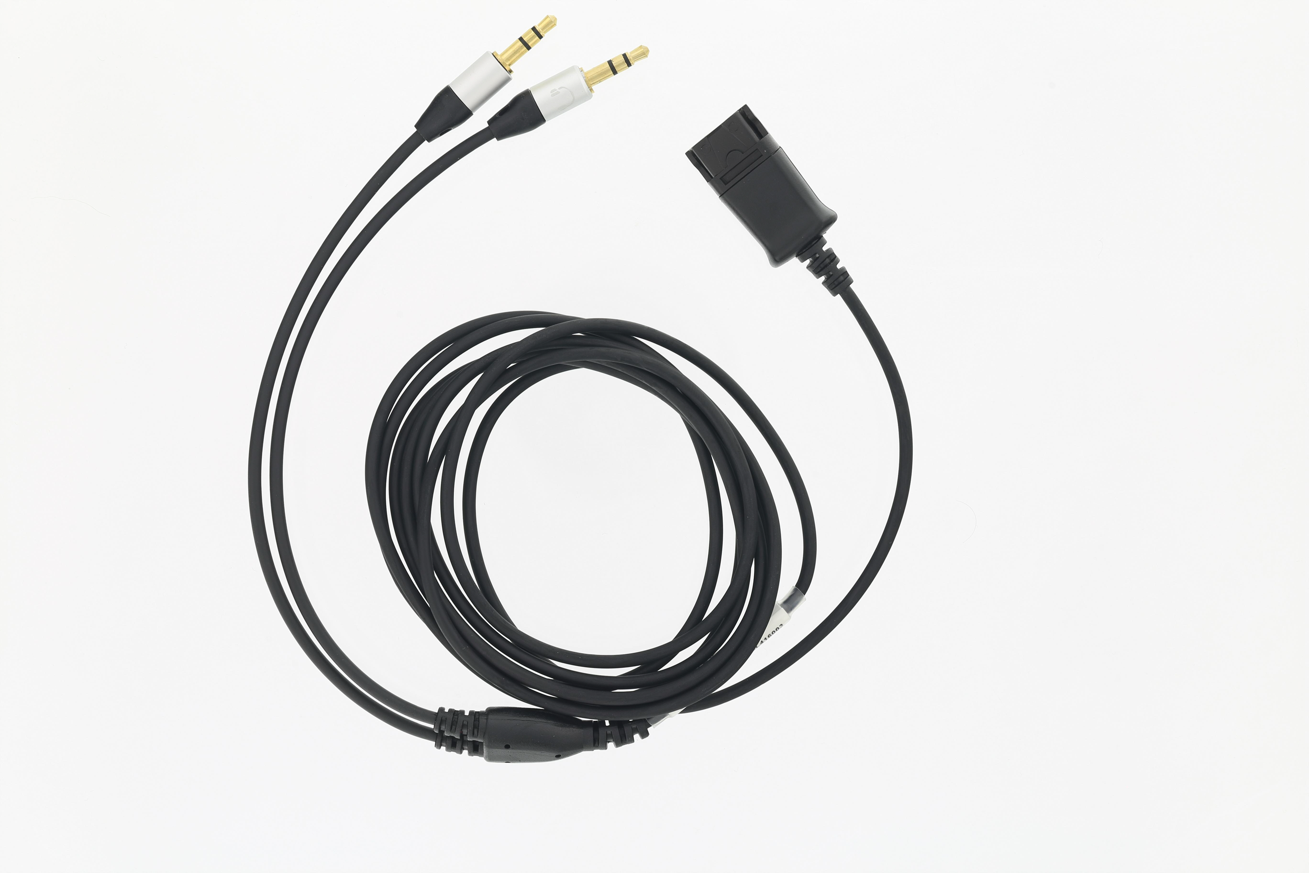 Cable negro con dos conectores dorados y uno negro.