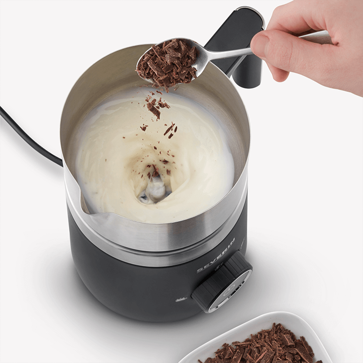 Wiórki czekoladowe dodawane do białego, spienionego mleka.