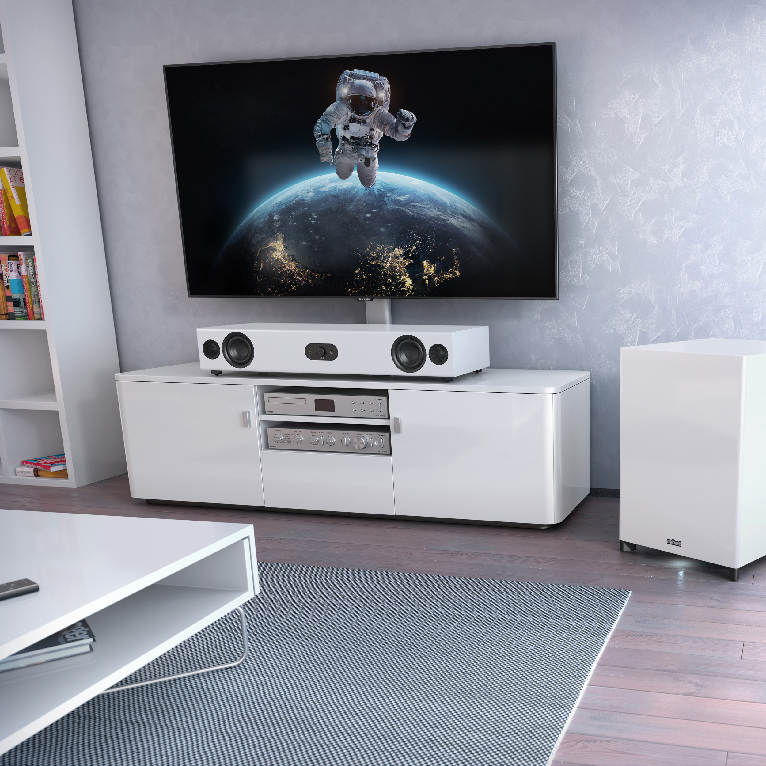 Modernes Wohnzimmer mit großem Fernseher, der einen Astronauten zeigt, weißen Möbeln und einem grauen Teppich.