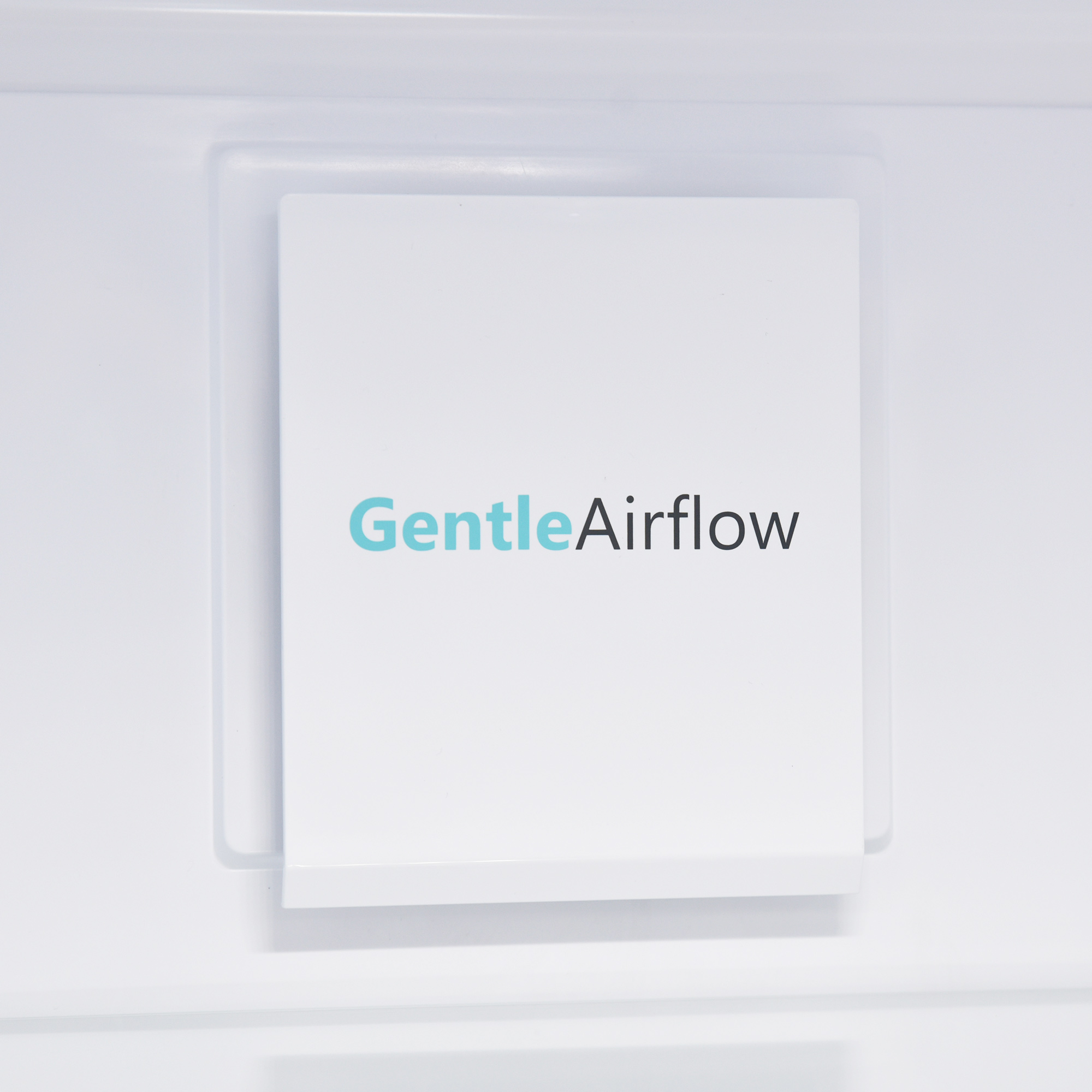 Weißes Gerät mit Tür, mit dem Text 'Gentle Airflow' in Türkis und Schwarz.