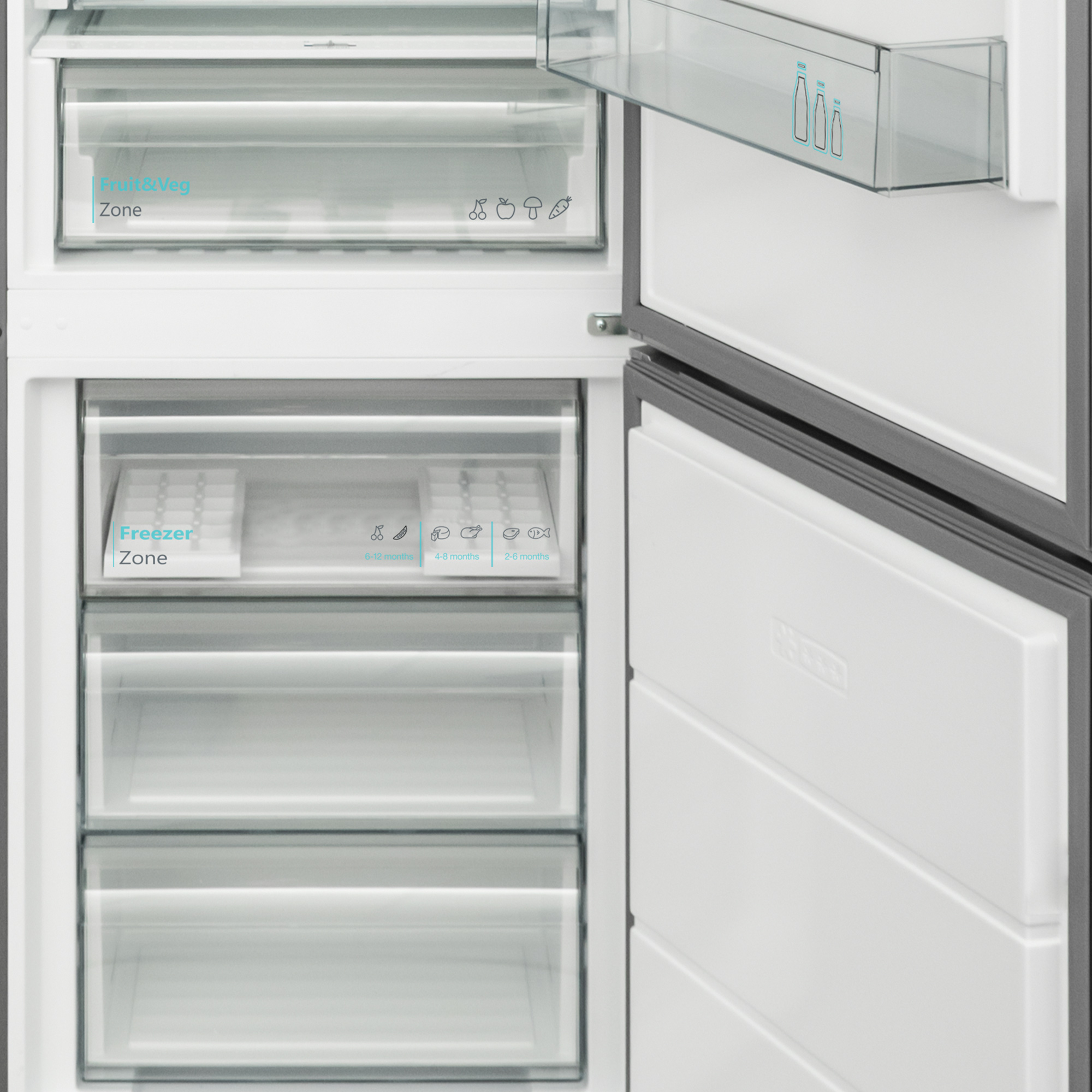 Offener Kühlschrank mit Schubladen. Oben ist Obst/Gemüse beschriftet, unten Gefrierschrank.