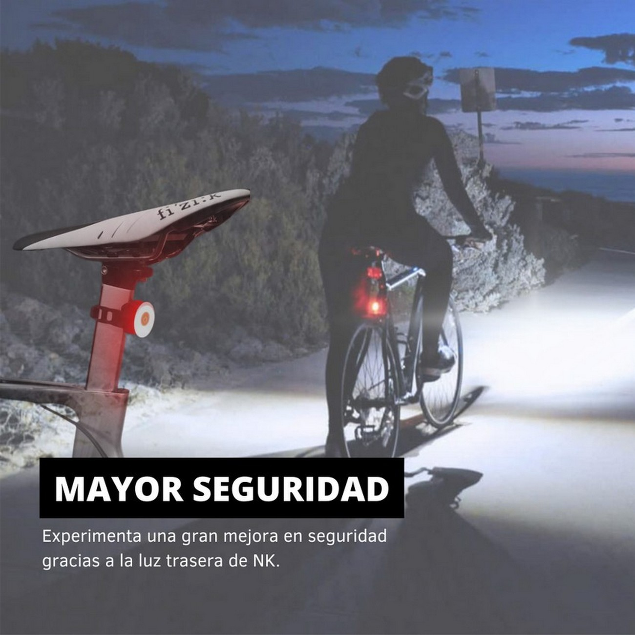 Un ciclista de noche con una luz trasera y un letrero que dice "MAYOR SEGURIDAD".