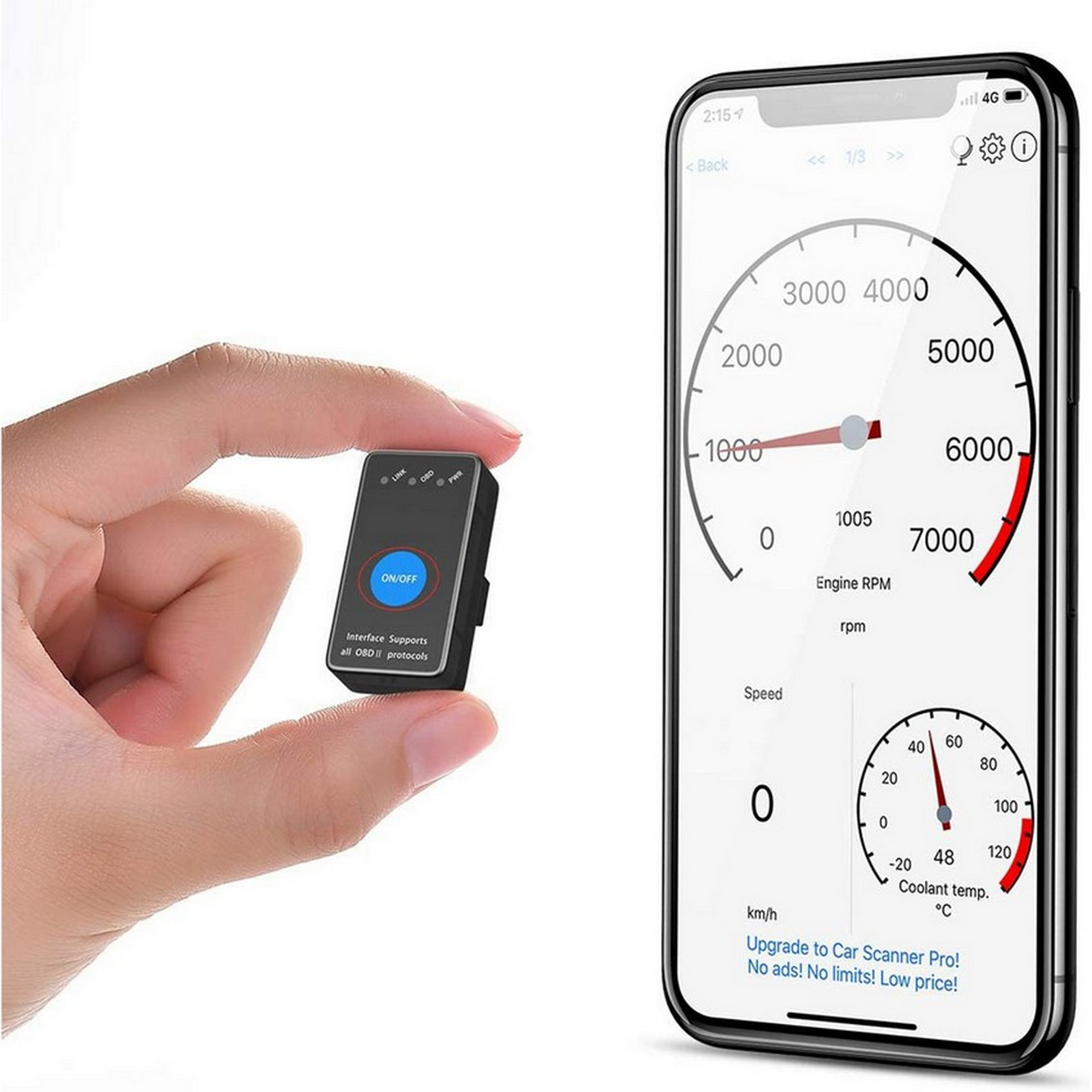 Una mano sostiene un pequeño dispositivo negro junto a un teléfono que muestra datos de rendimiento del coche, velocímetro y RPM.