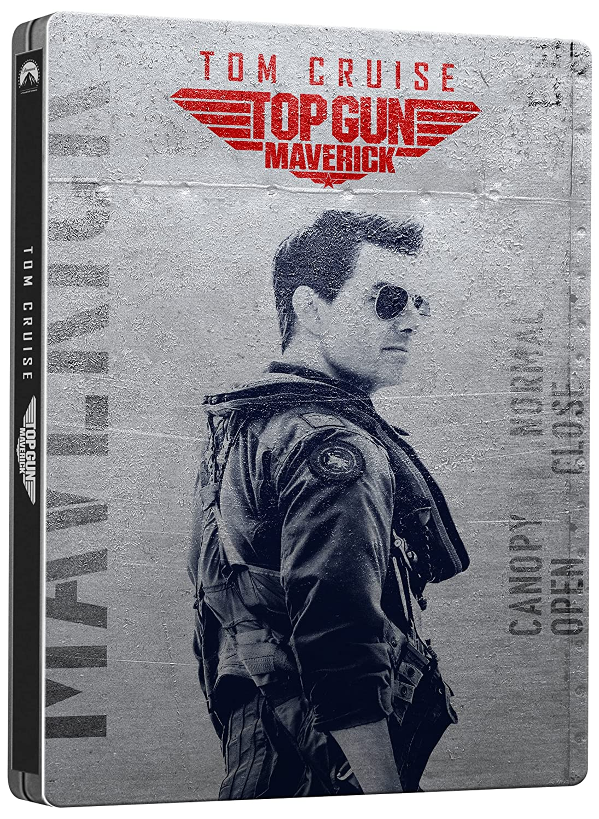 Tom Cruise en una carátula de película, Top Gun: Maverick, en blanco y negro.