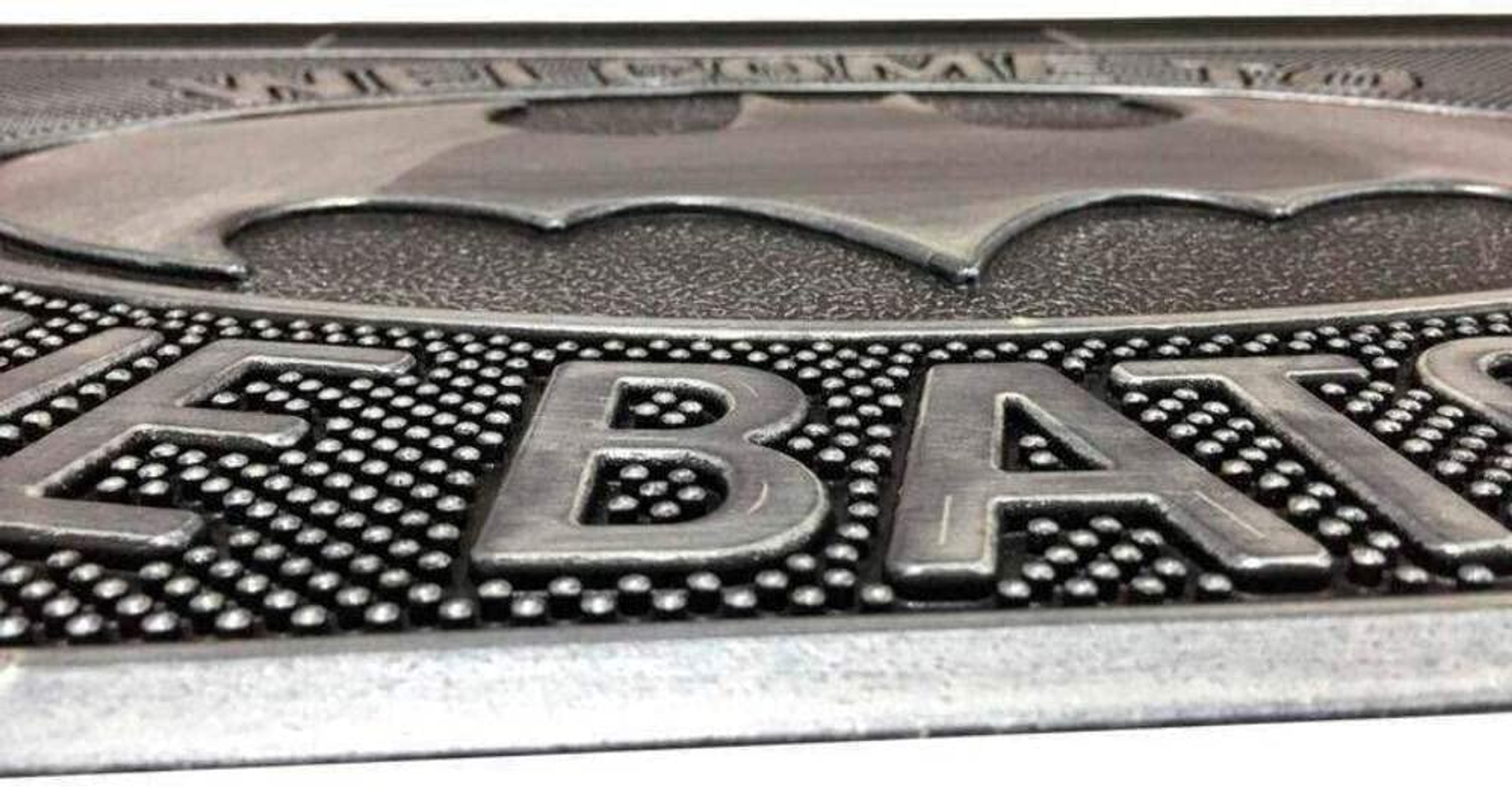 Batman-Fußmatte. Das Batman-Logo ist auf der Matte zusammen mit den Worten 'WELCOME BATMAN' geprägt.