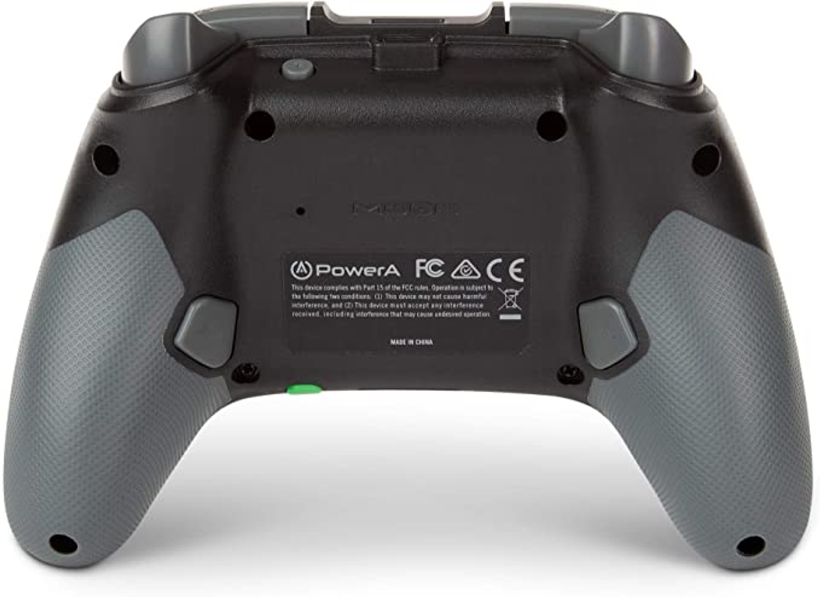 La parte trasera de un mando de juegos negro. Tiene agarres grises y un botón verde.