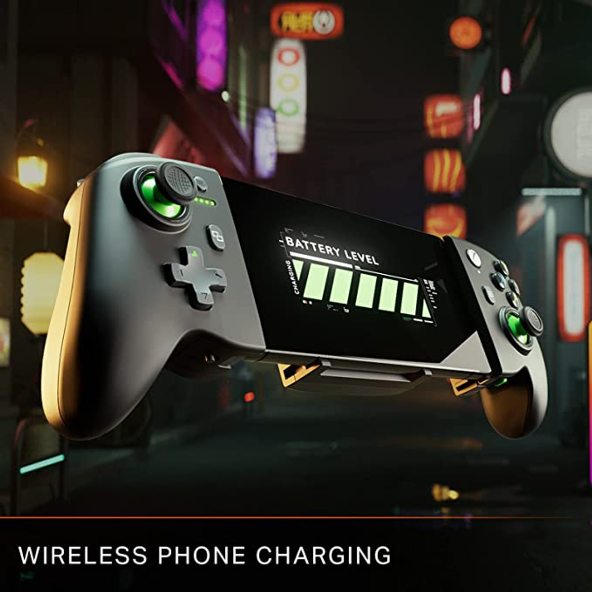 Mando de juego negro con pantalla que muestra el nivel de batería, en un entorno urbano.