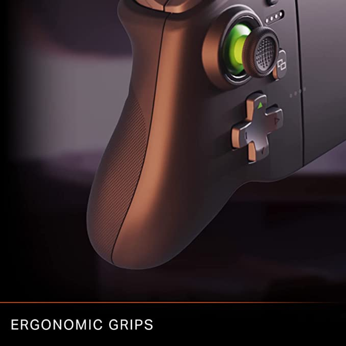 Un mando de juego negro con agarres ergonómicos. Los detalles incluyen un joystick verde y botones.