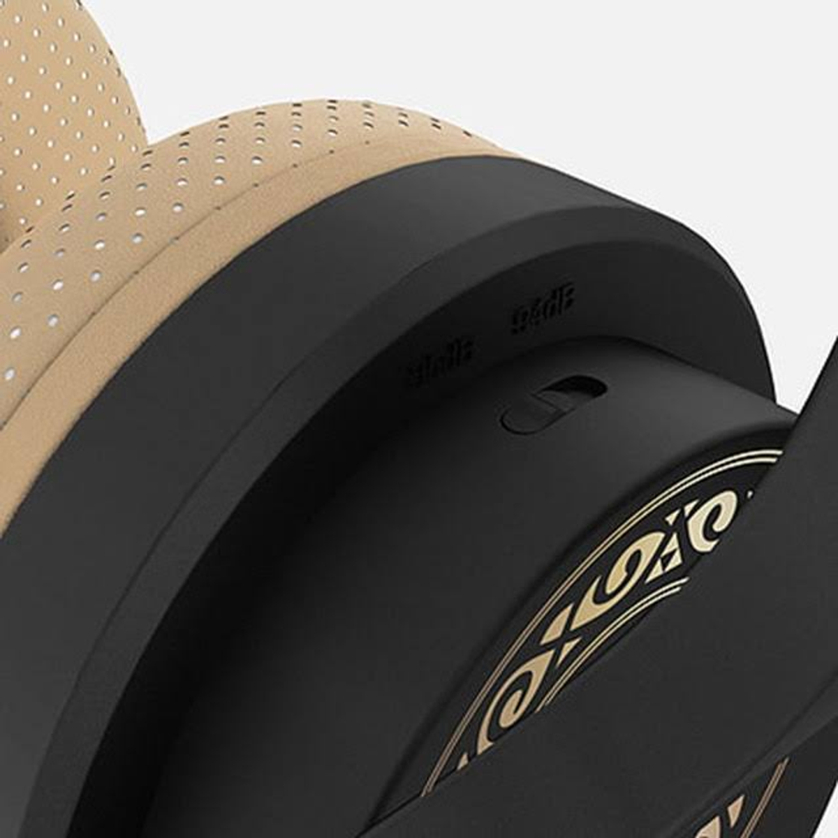 Zbliżenie czarnych i beżowych słuchawek. Widoczne słowa "SOLO" i "OXO".