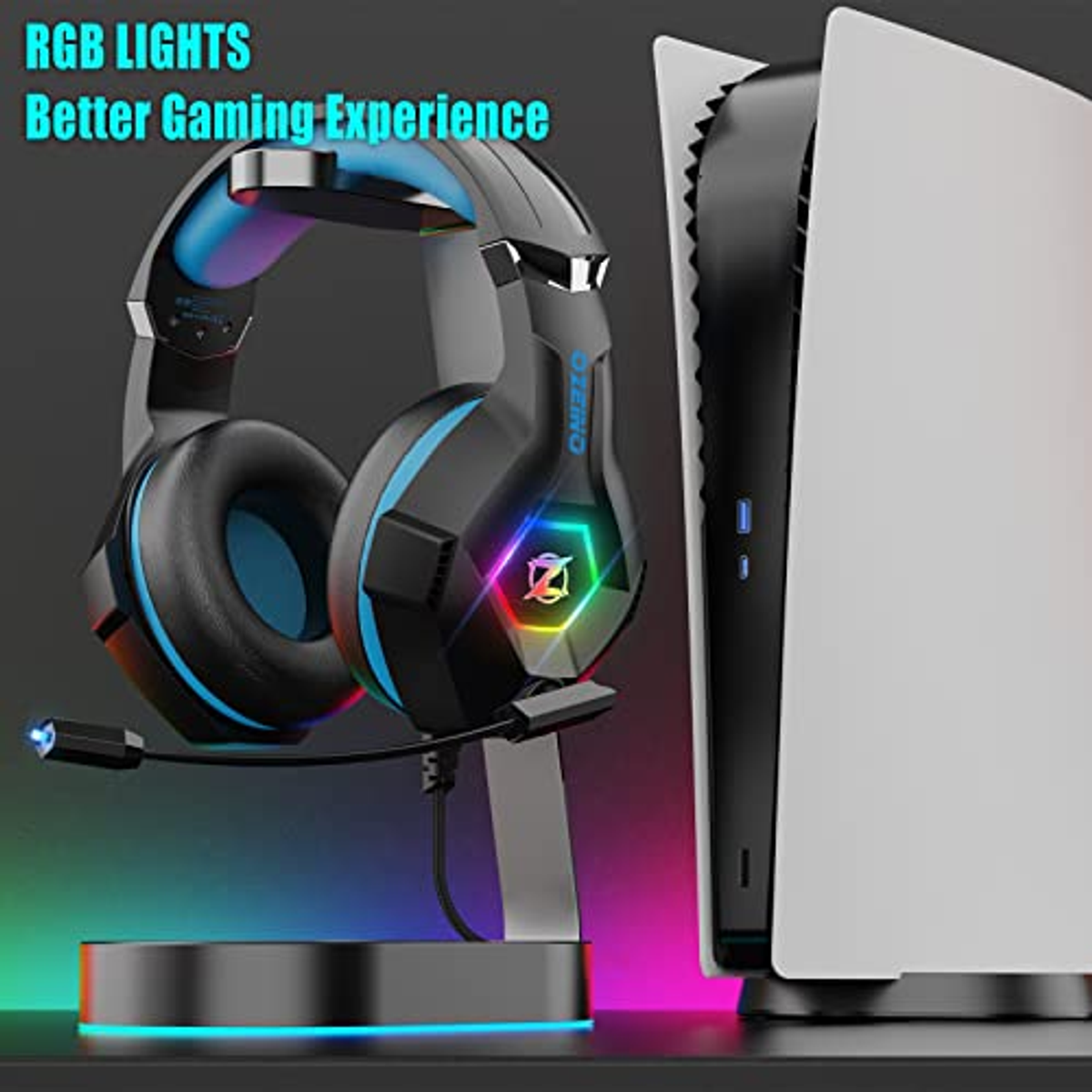 Cuffie da gioco con luci RGB, un microfono e un supporto accanto a una PS5 bianca.