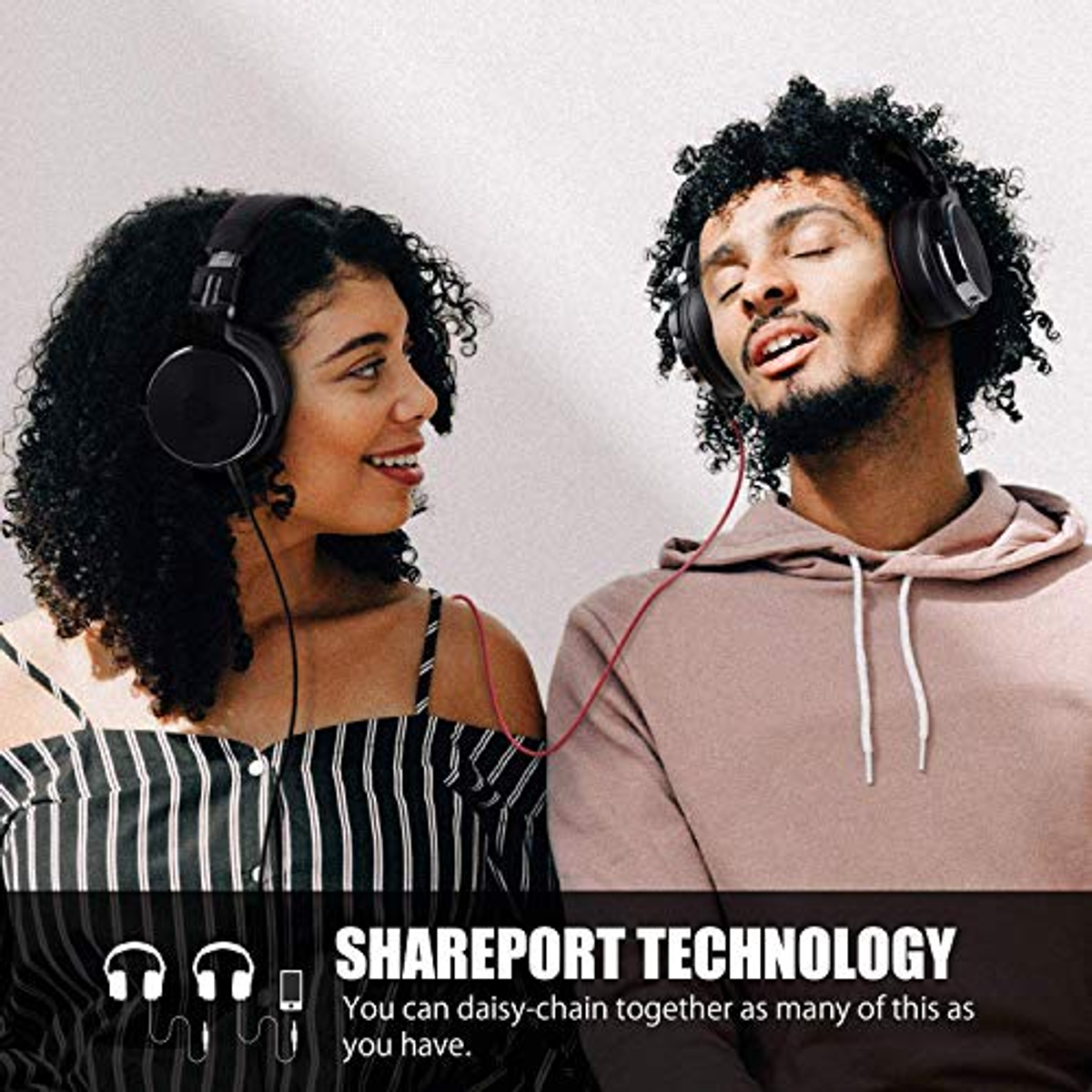Un uomo e una donna con le cuffie. Il testo della tecnologia Shareport è sotto di loro.