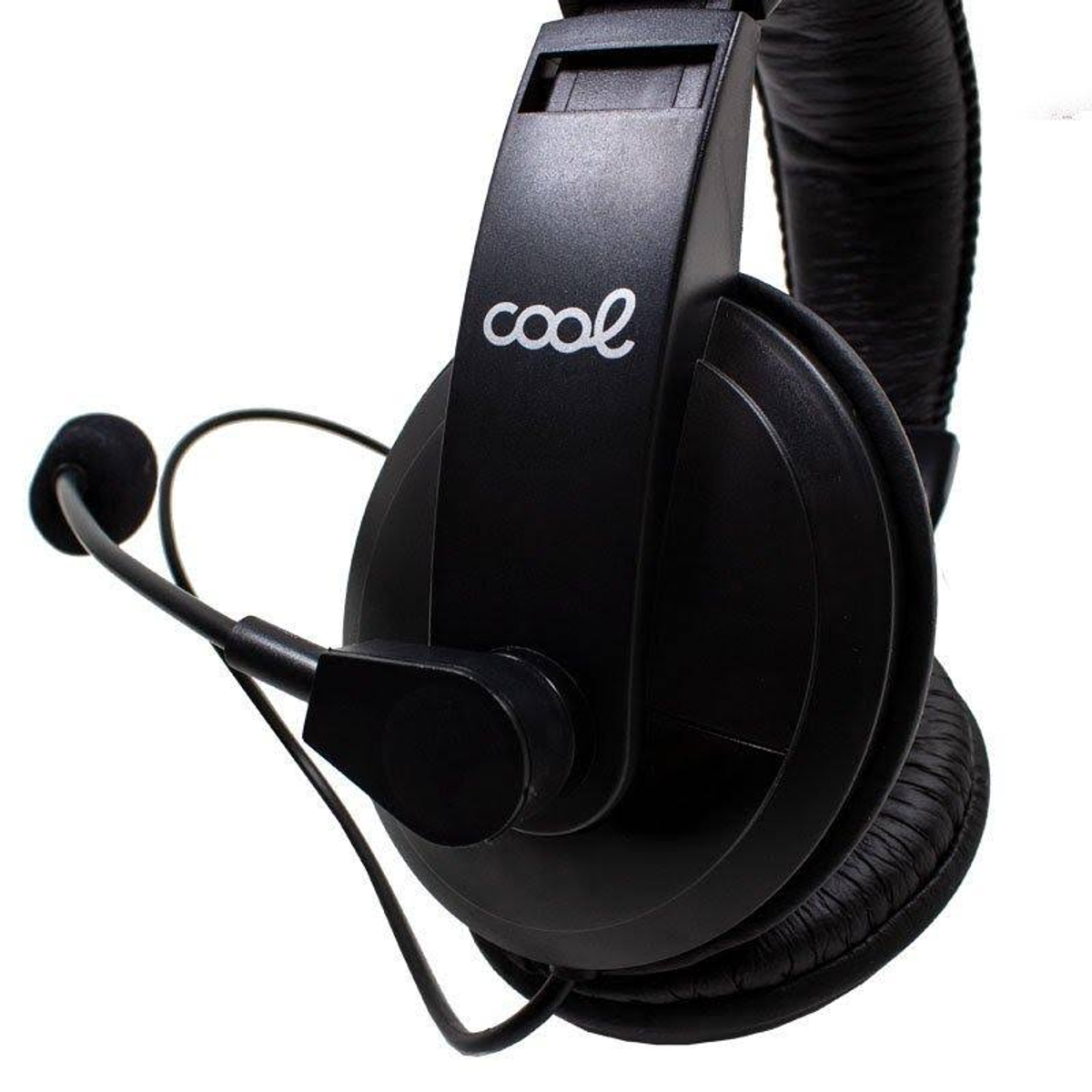 Auriculares negros con un logo cool. El micrófono está en el lado izquierdo.