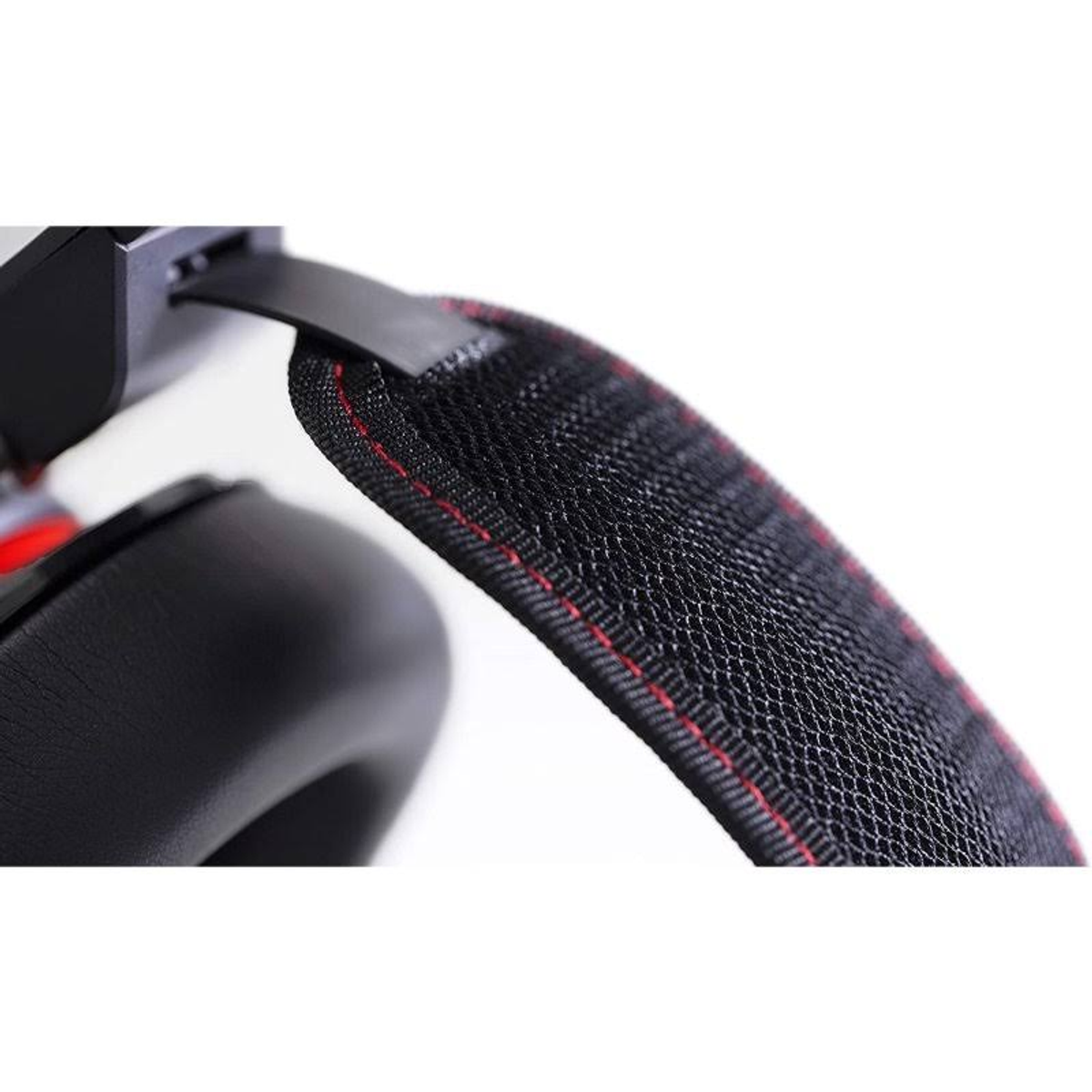 Pałąk słuchawek z czerwonymi szwami na czarnym materiale.