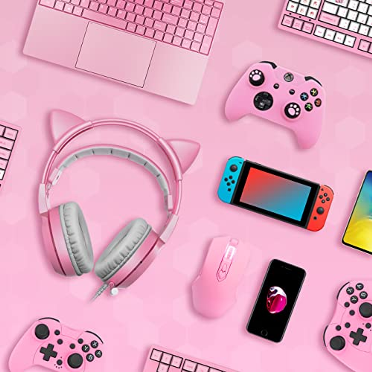 Configurazione di gioco rosa con cuffie, laptop, mouse, tastiera, controller e switch.
