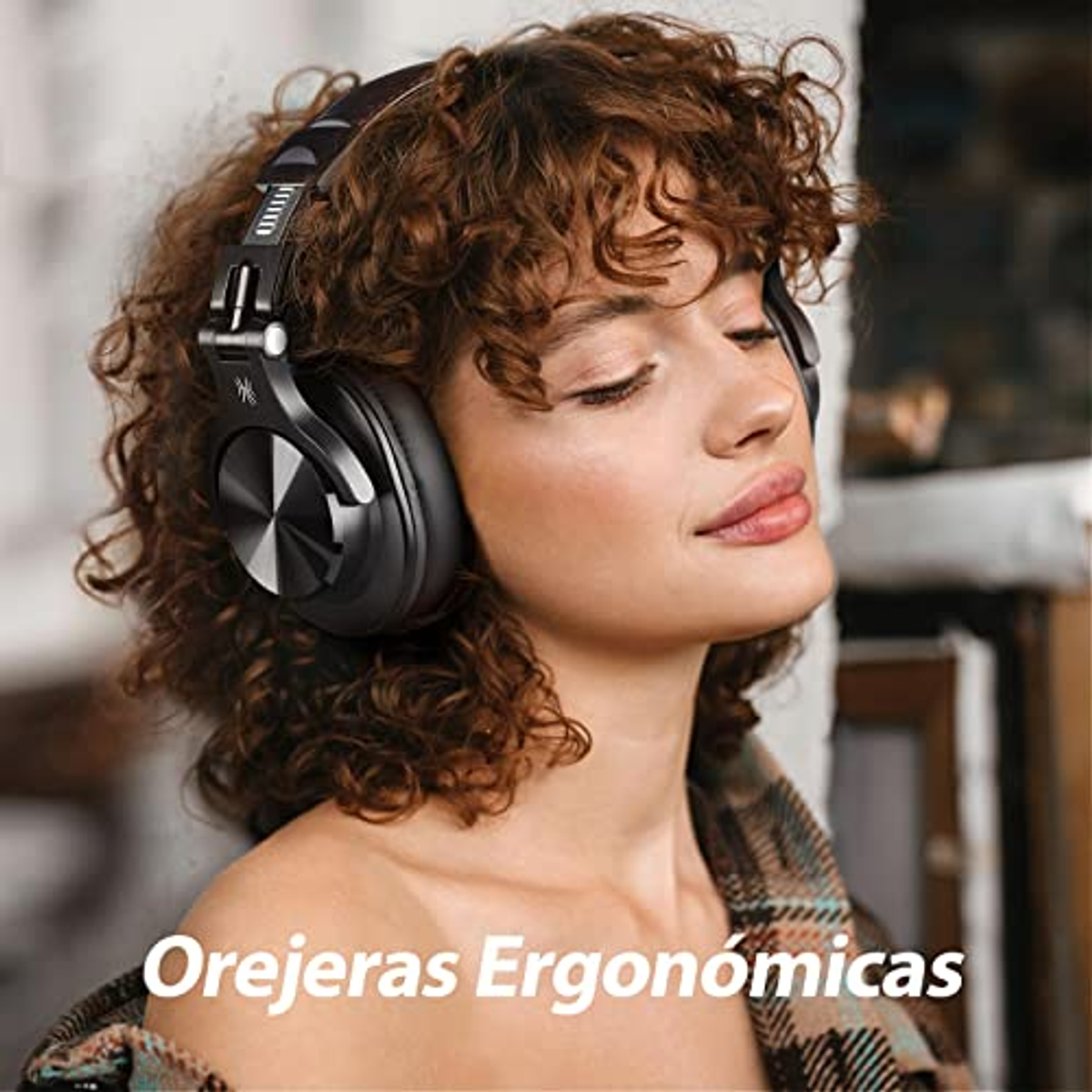 Una donna con cuffie nere, con testo in spagnolo.