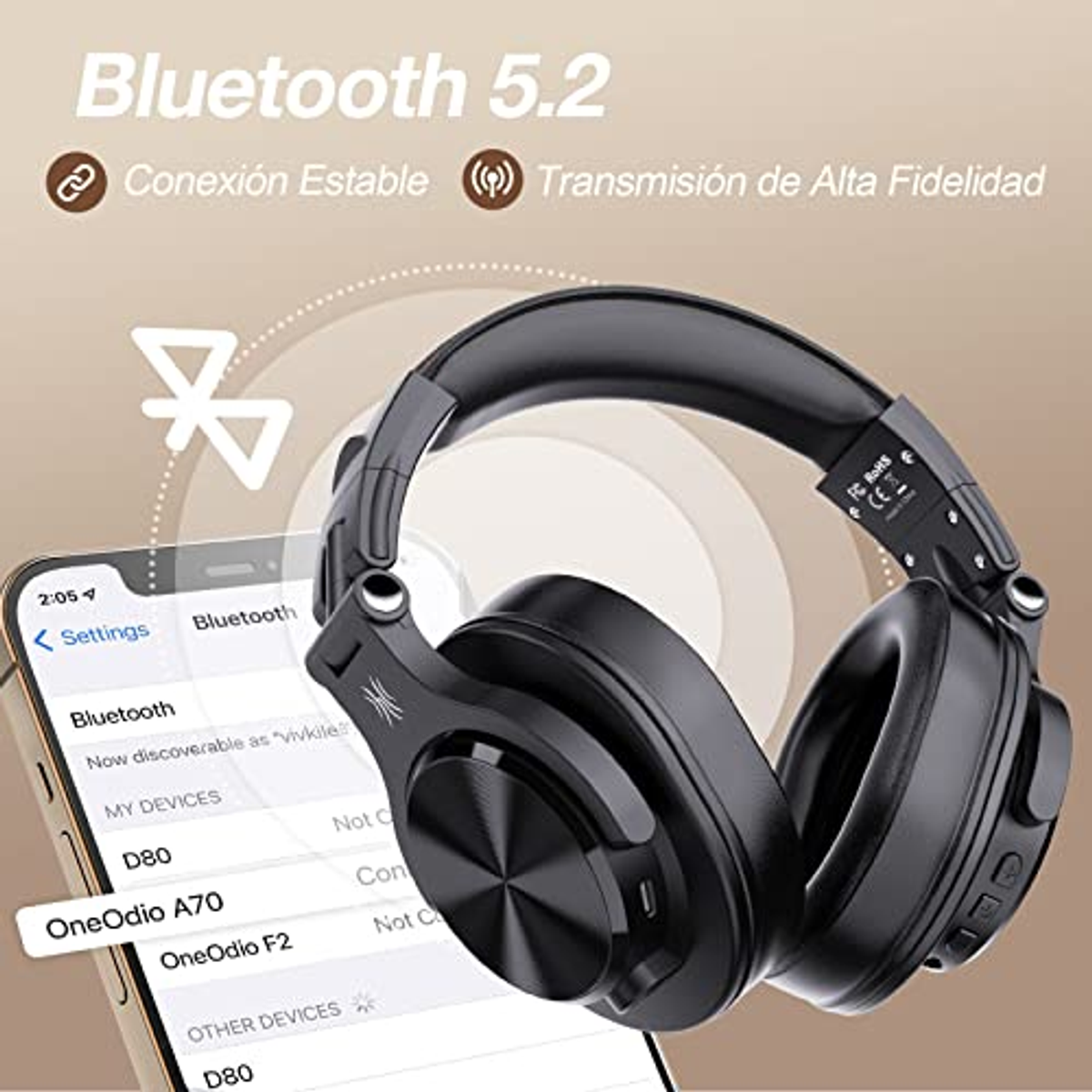 Cuffie nere su sfondo bianco. Uno smartphone mostra le impostazioni Bluetooth.