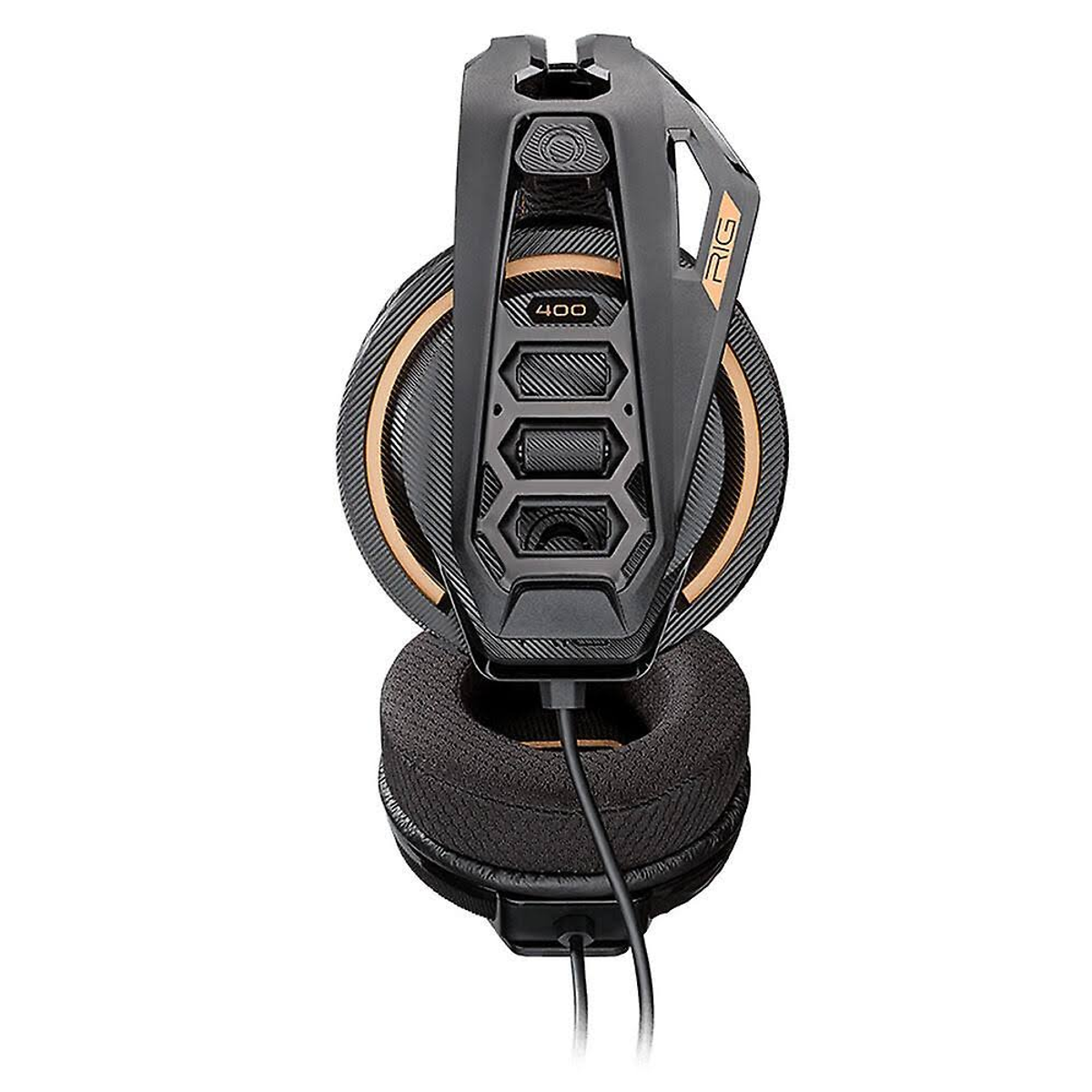 Auriculares para juegos negros y dorados. Tiene un diseño voluminoso.