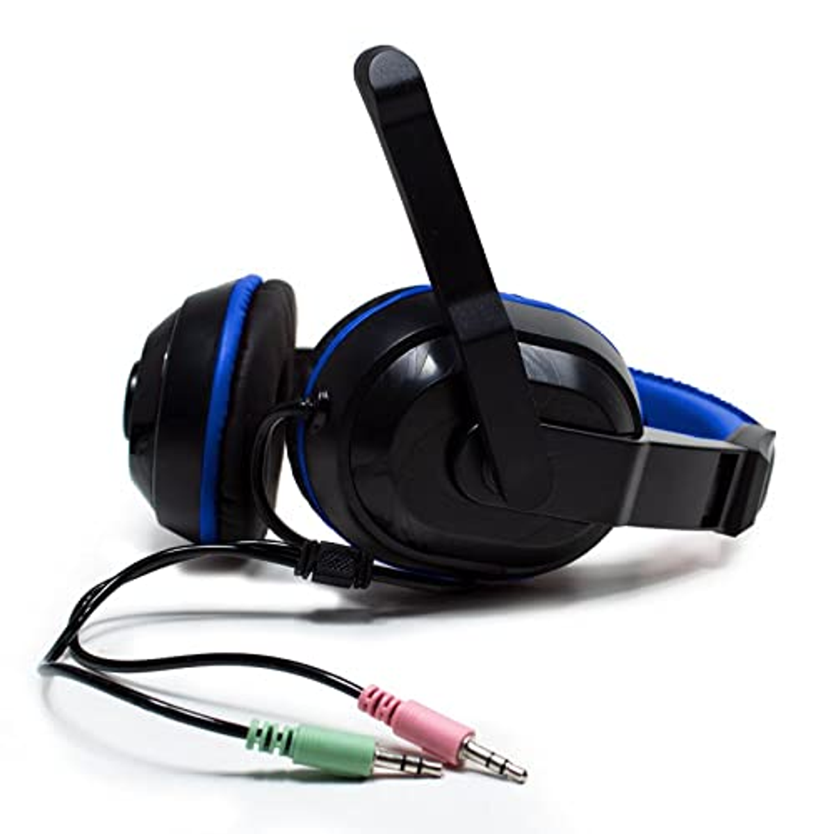 Auriculares para juegos negros y azules. Tiene un micrófono. Fondo blanco.