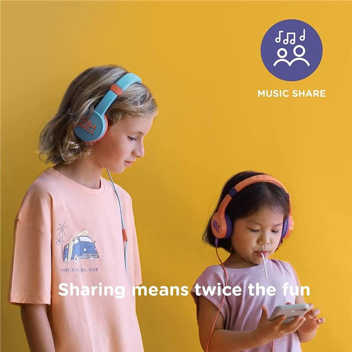 Dwoje dzieci w słuchawkach dzielących się muzyką.